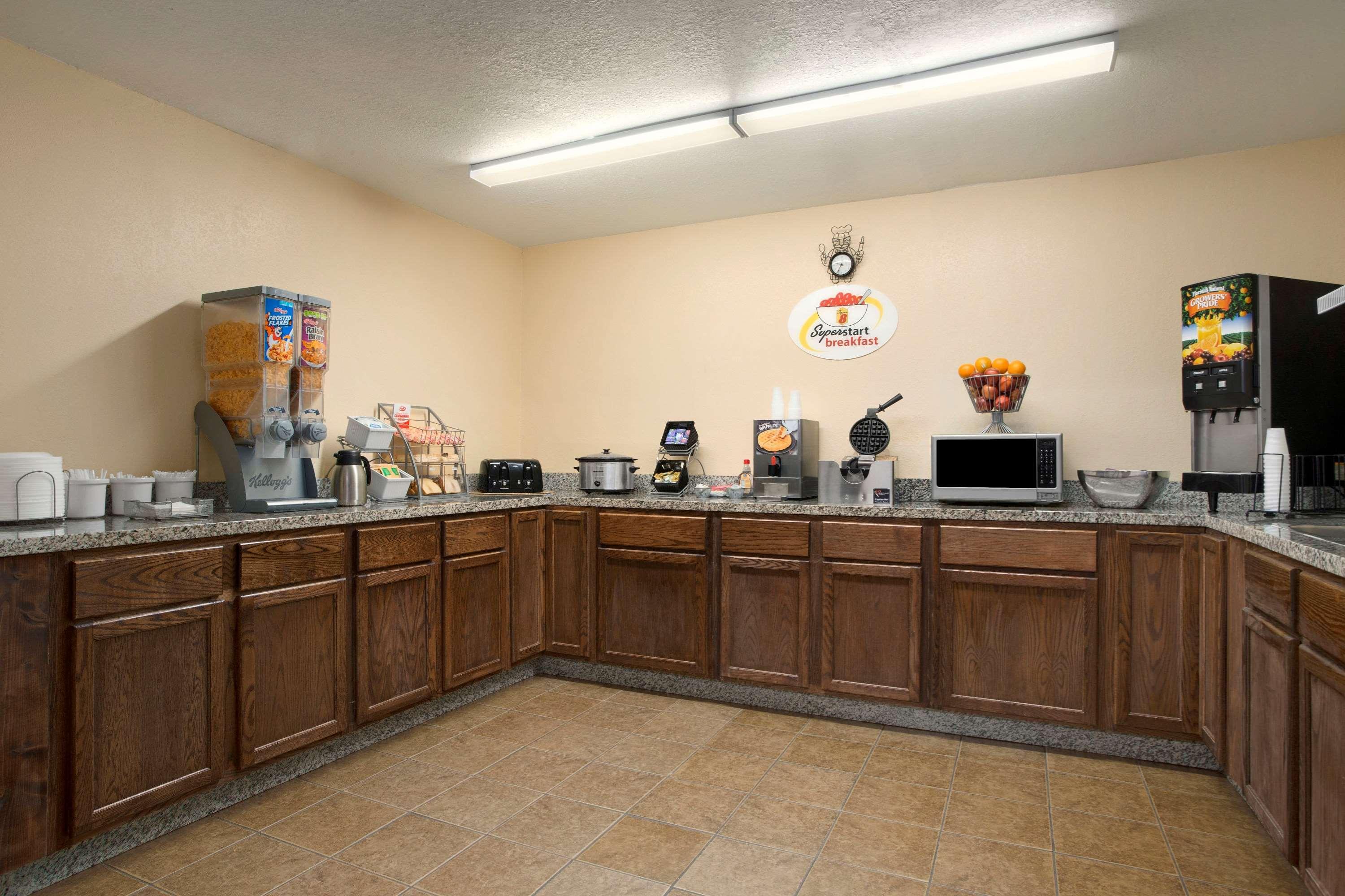Super 8 By Wyndham Cedar Rapids