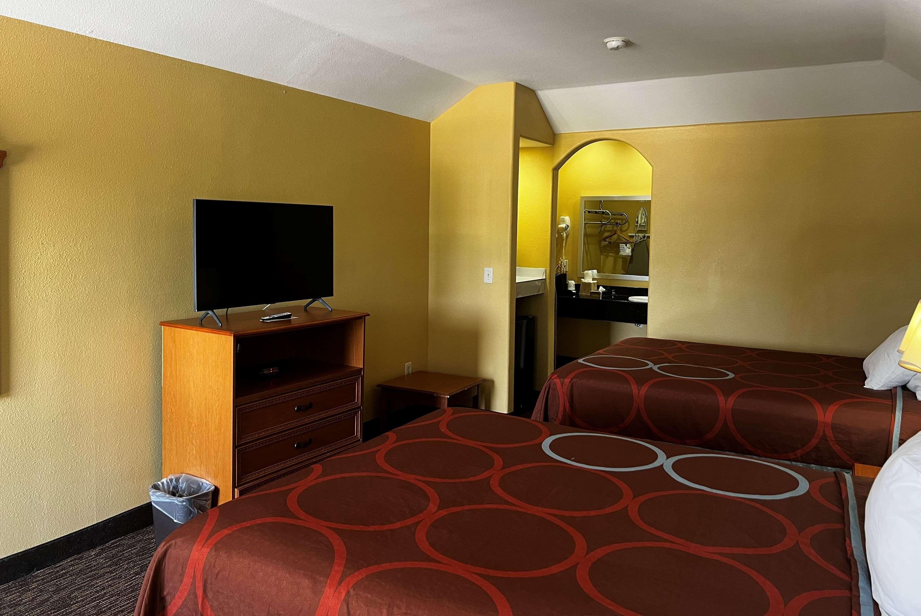 Super 8 by Wyndham Montgomery/ Lake Conroe