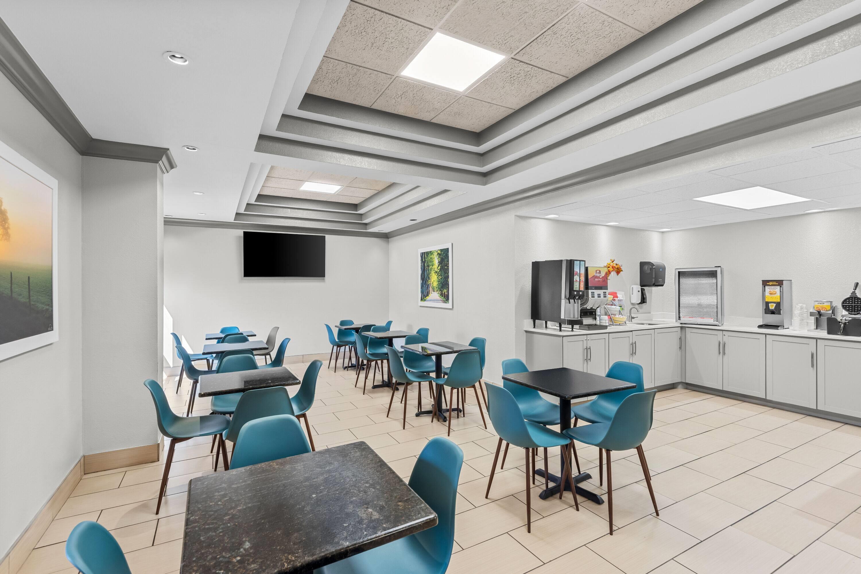 Days Inn & Suites by Wyndham Cedar Rapids