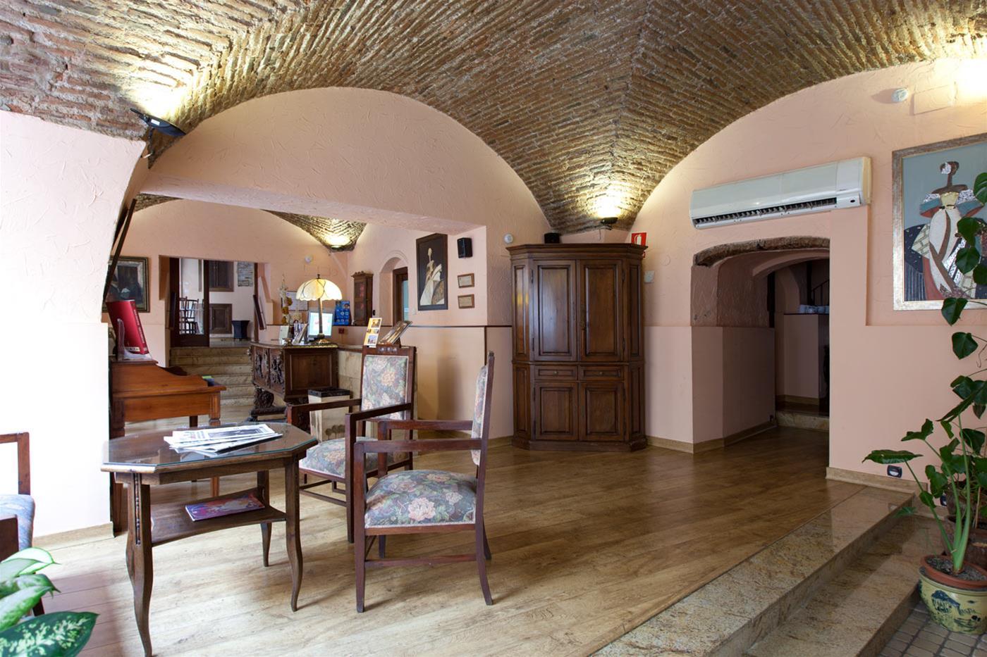 Hotel Don Carlos Cáceres by null