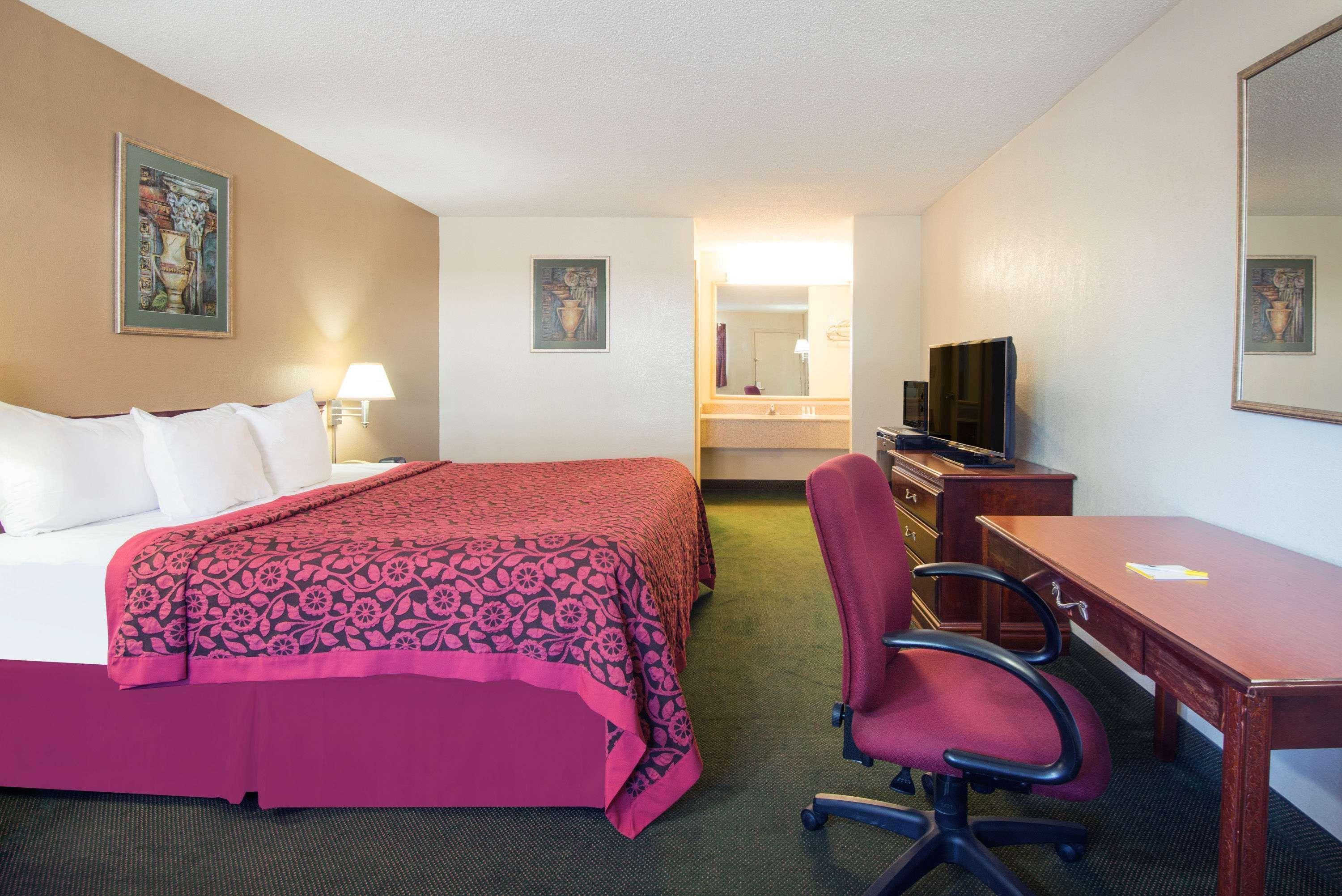 Days Inn by Wyndham Middleburg Heights