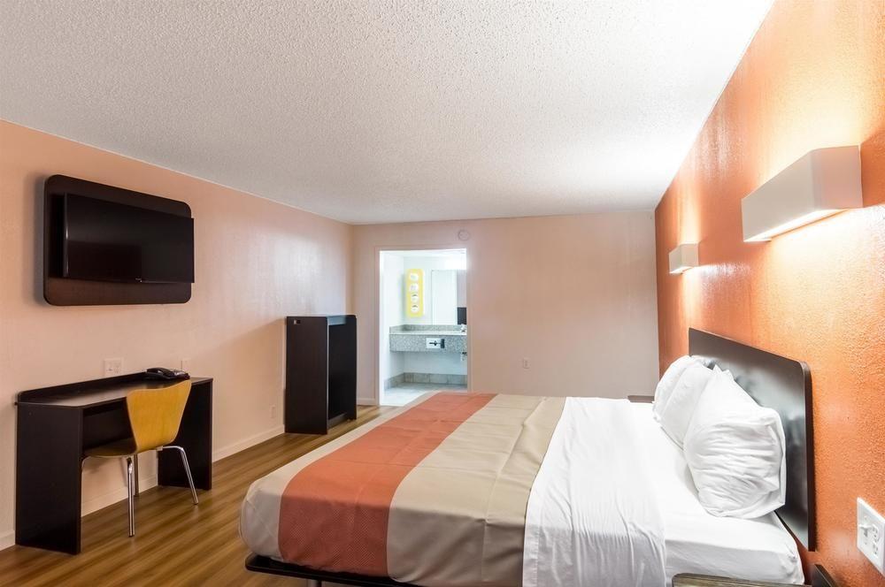 Motel 6 Clinton OK