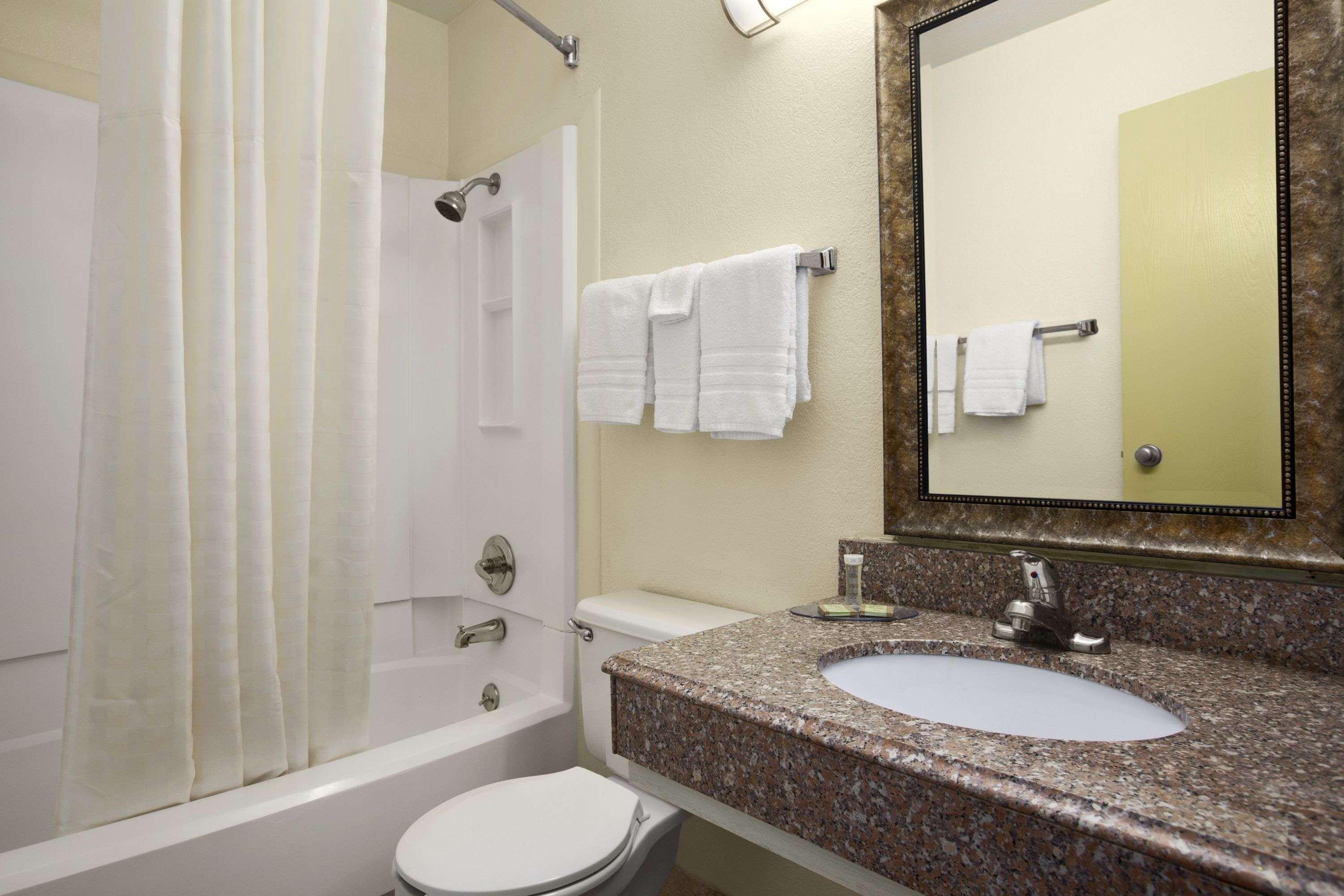 Super 8 by Wyndham Carlsbad