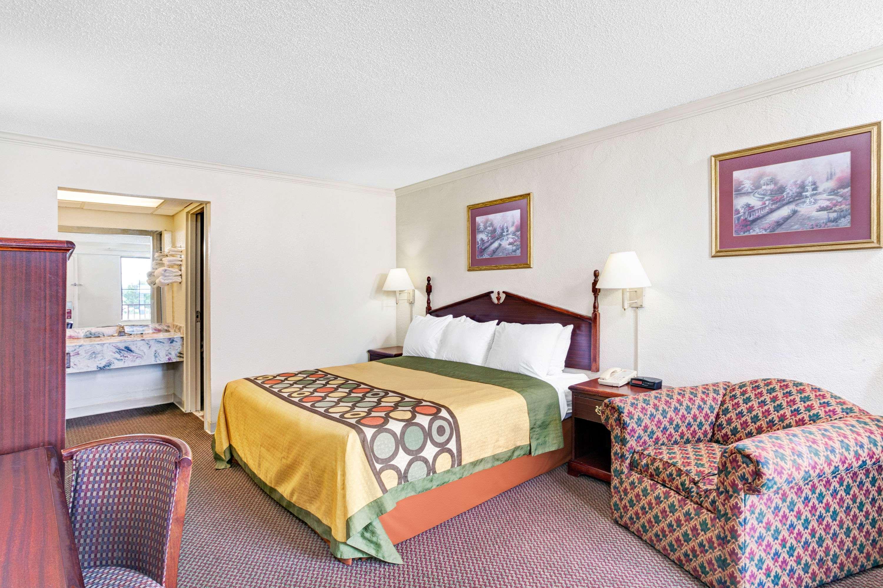 Super 8 by Wyndham Clarksville East
