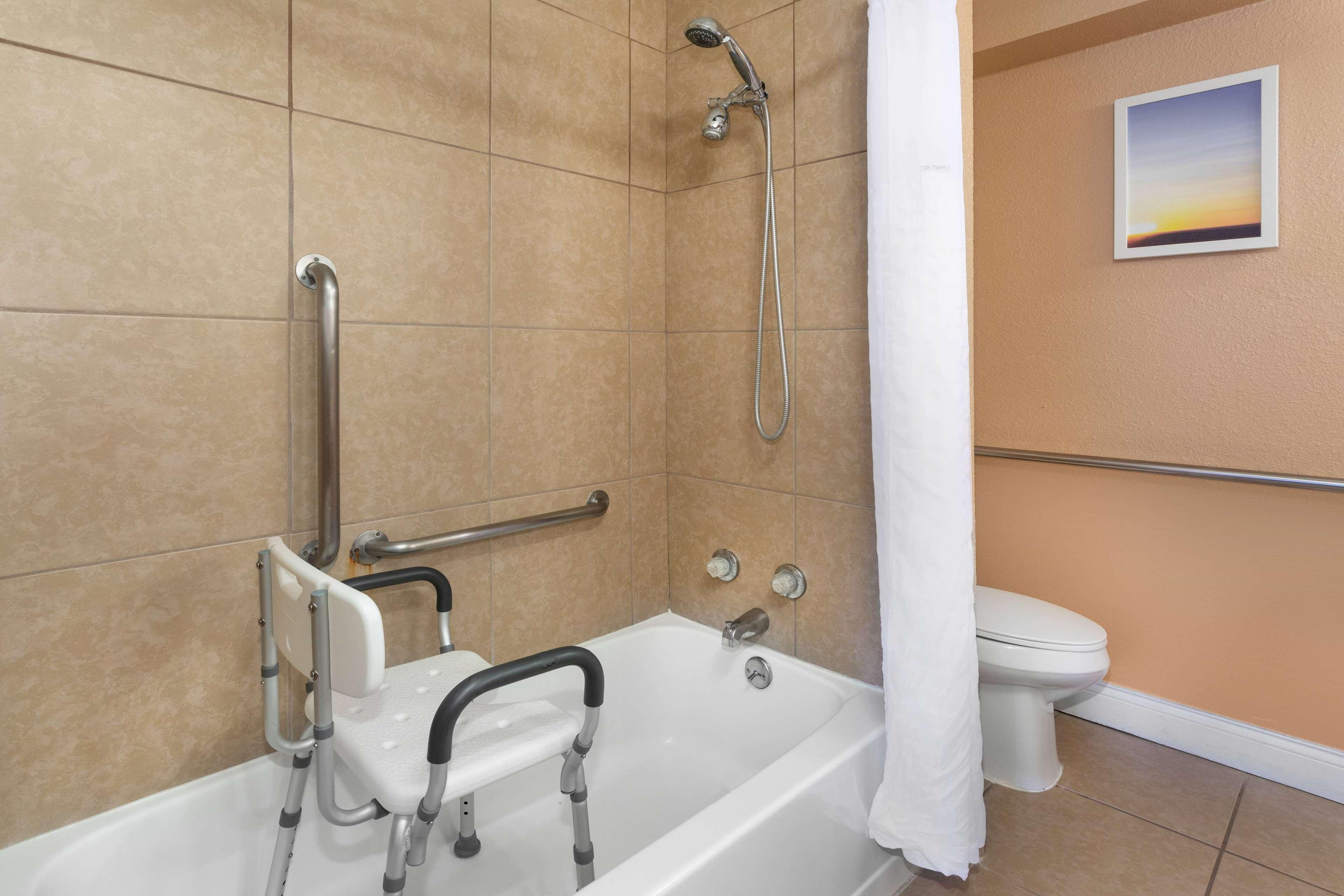 Days Inn & Suites by Wyndham Clovis