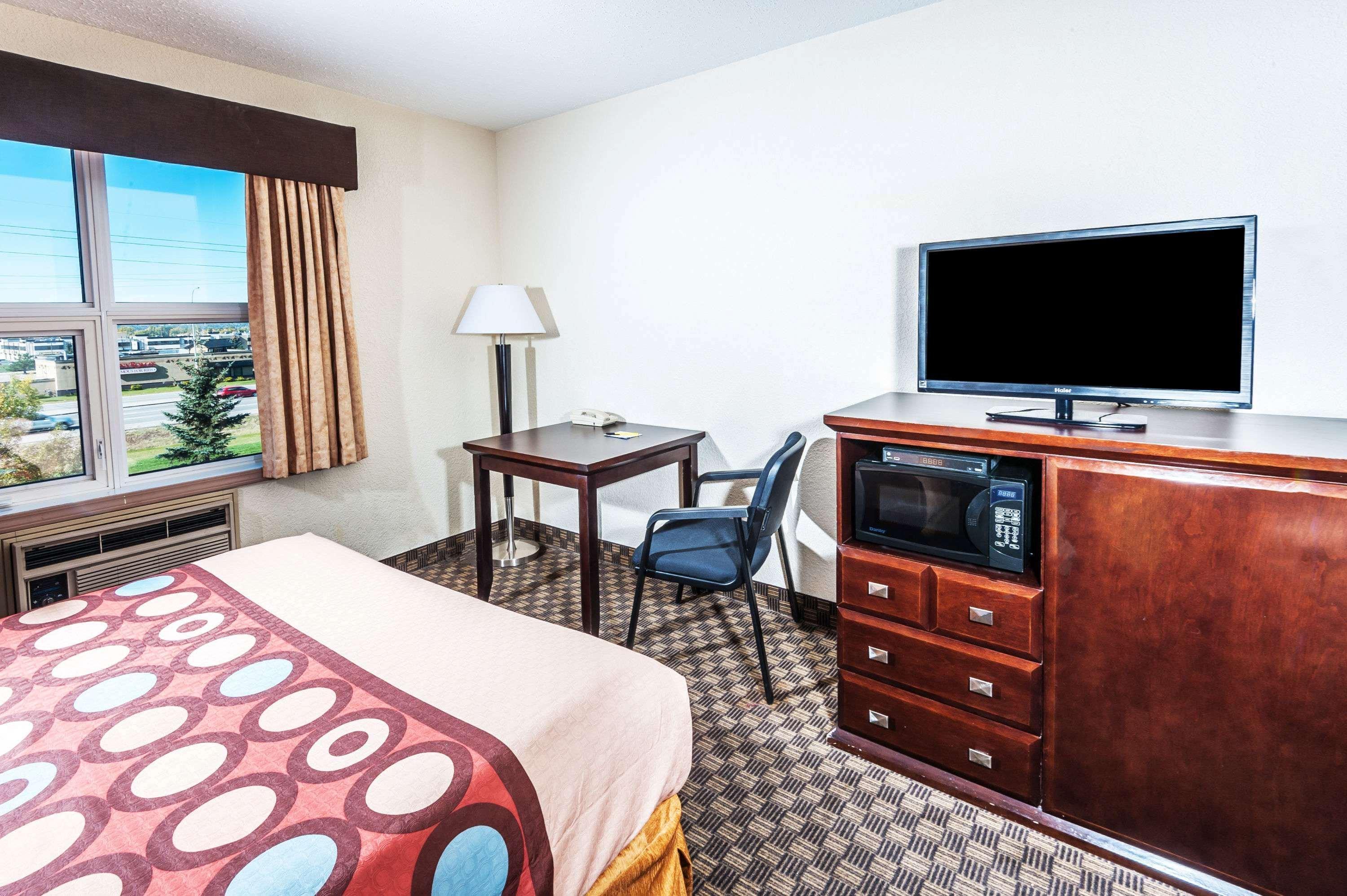 Super 8 by Wyndham Calgary / Airport