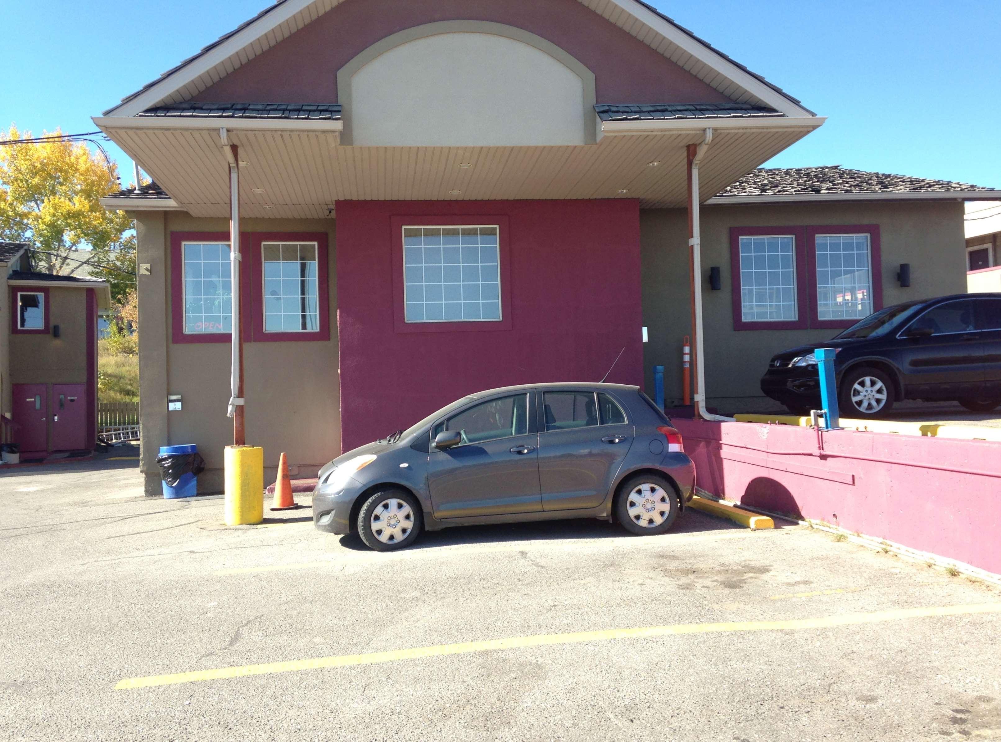 Canadas Best Value Inn Chinook Station