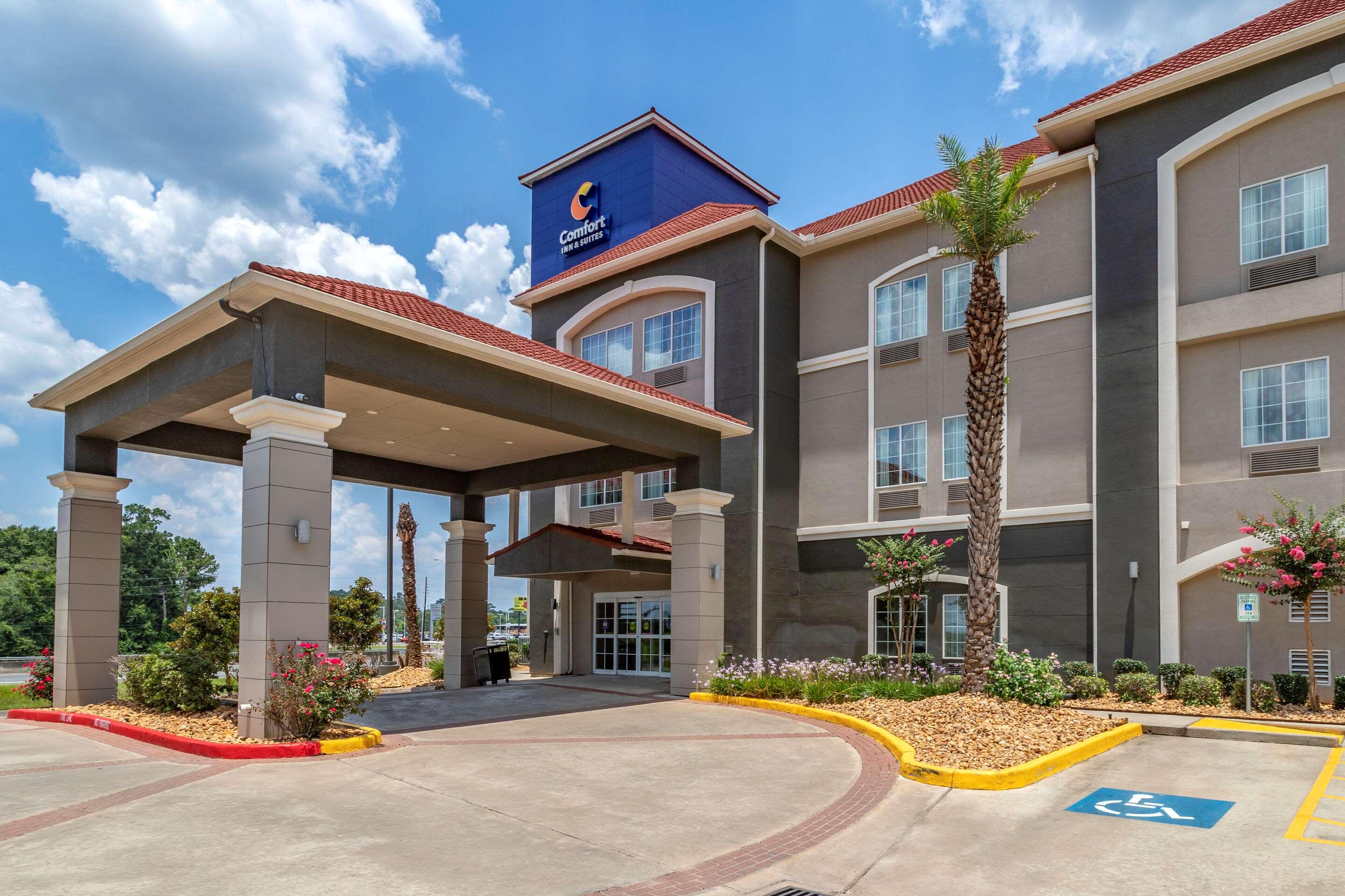 La Quinta Inn & Suites by Wyndham Cleveland TX image