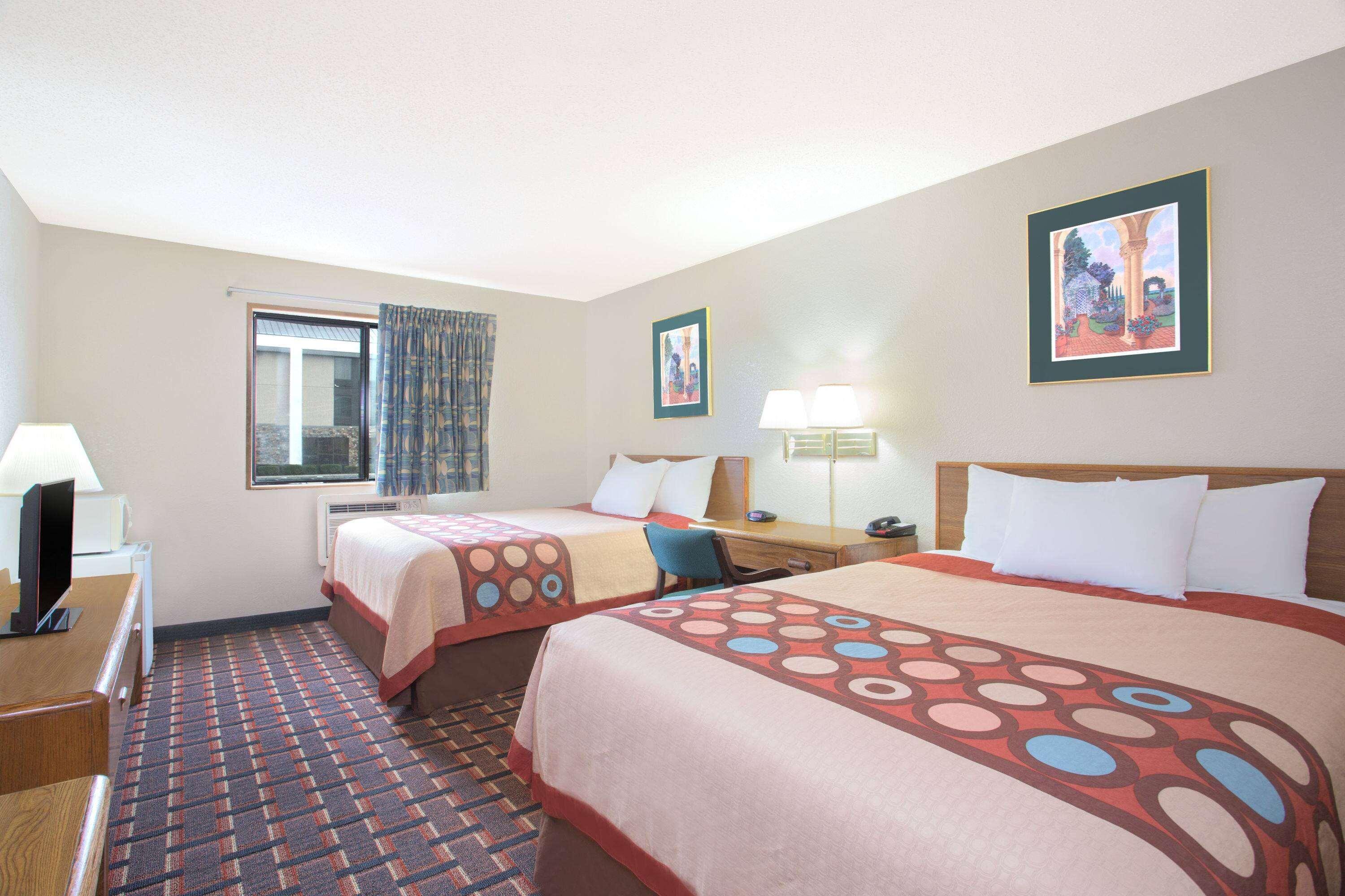 Super 8 by Wyndham Douglas