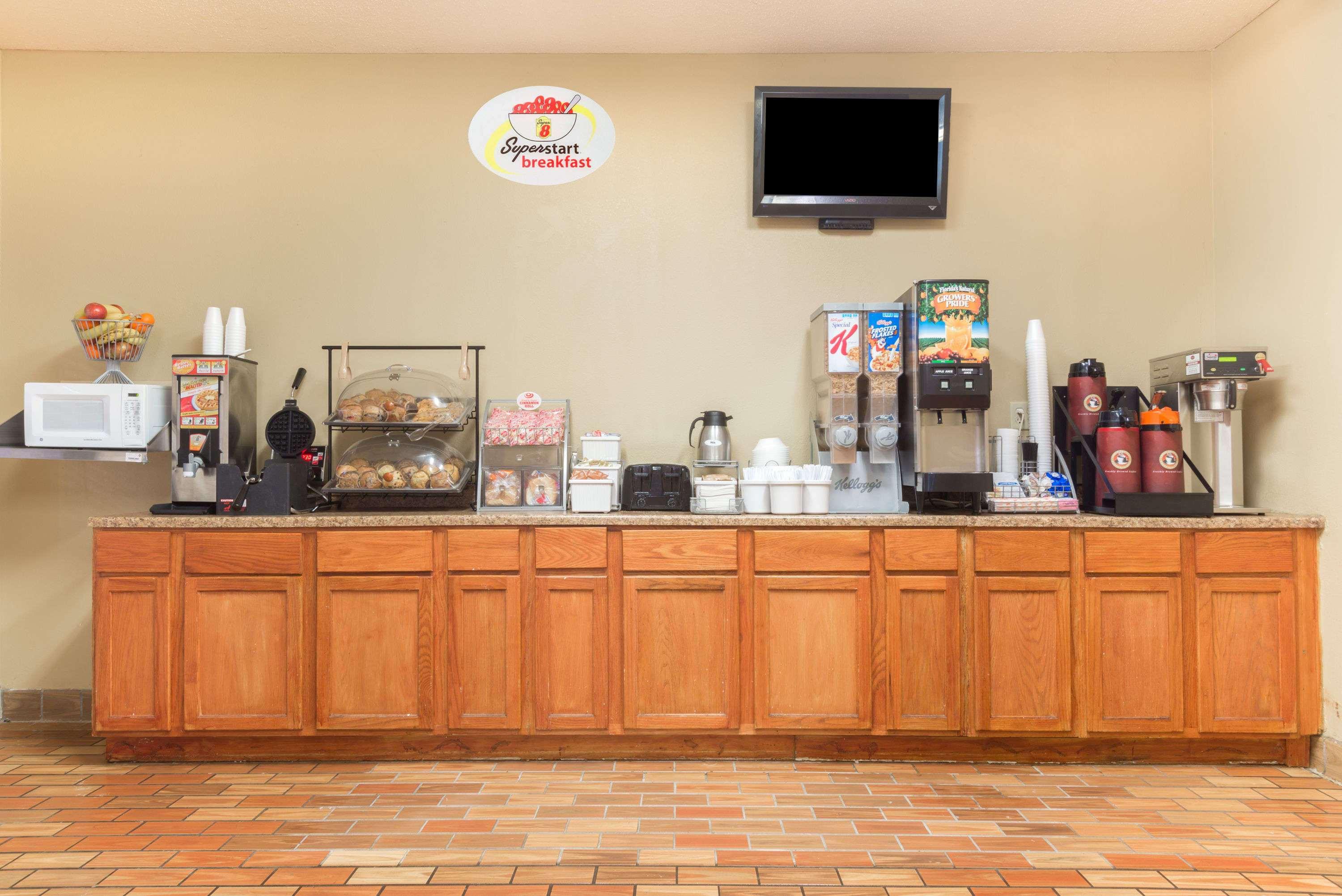 Super 8 by Wyndham Vandalia/Dayton Intl Airport