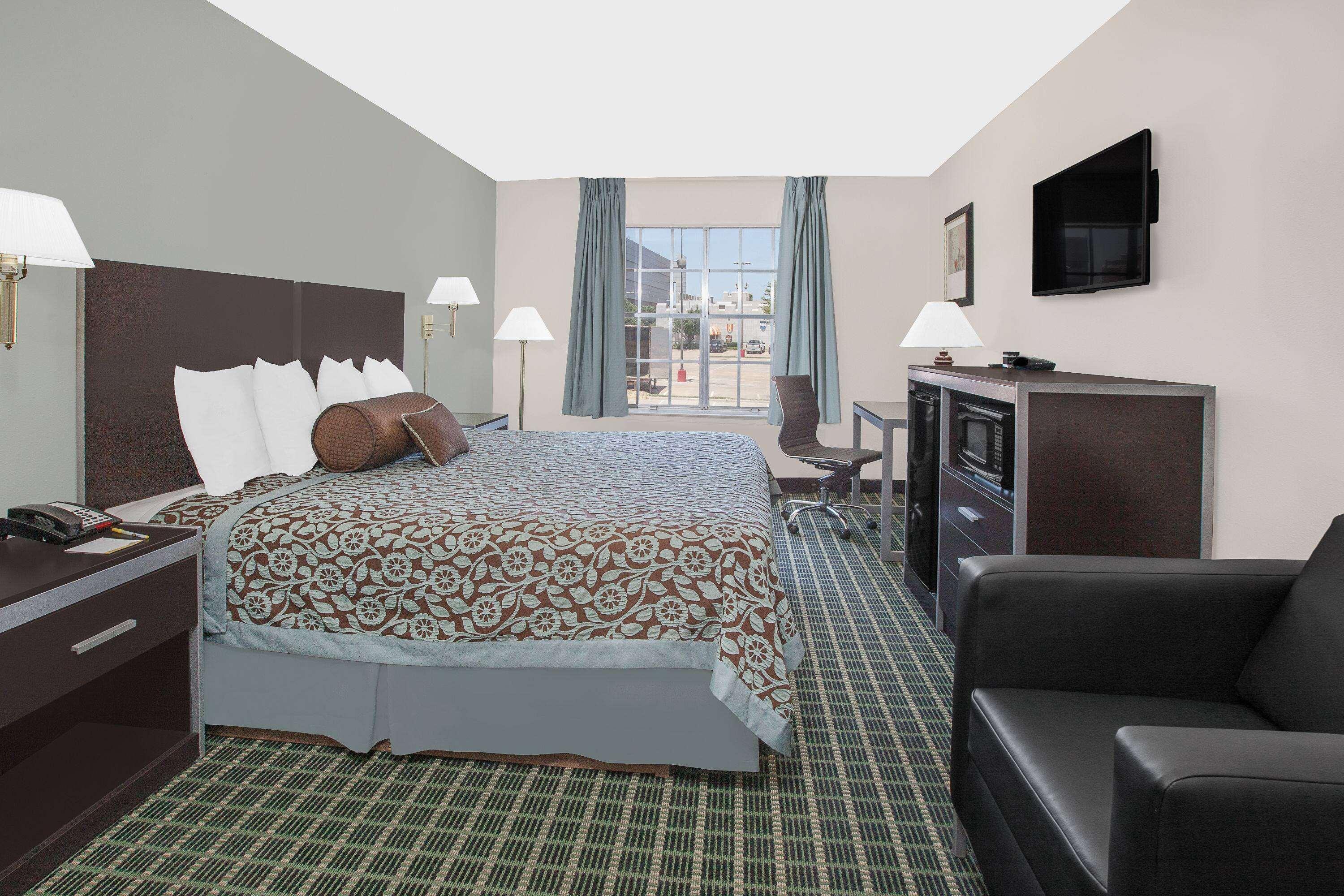 Days Inn By Wyndham Market Center Dallas