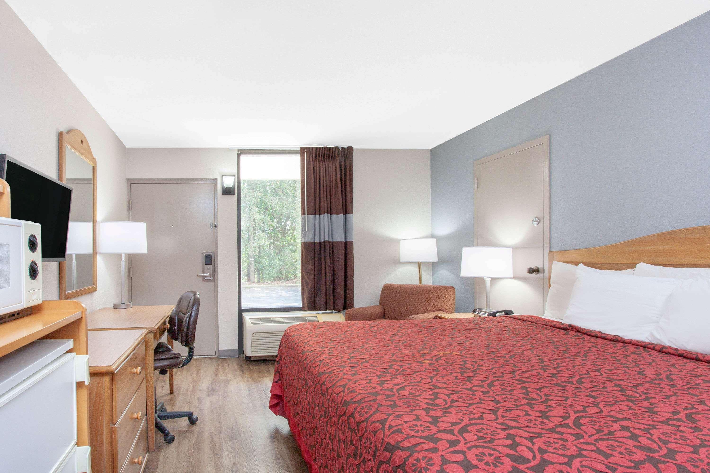 Days Inn By Wyndham Clinton-Presbyterian College
