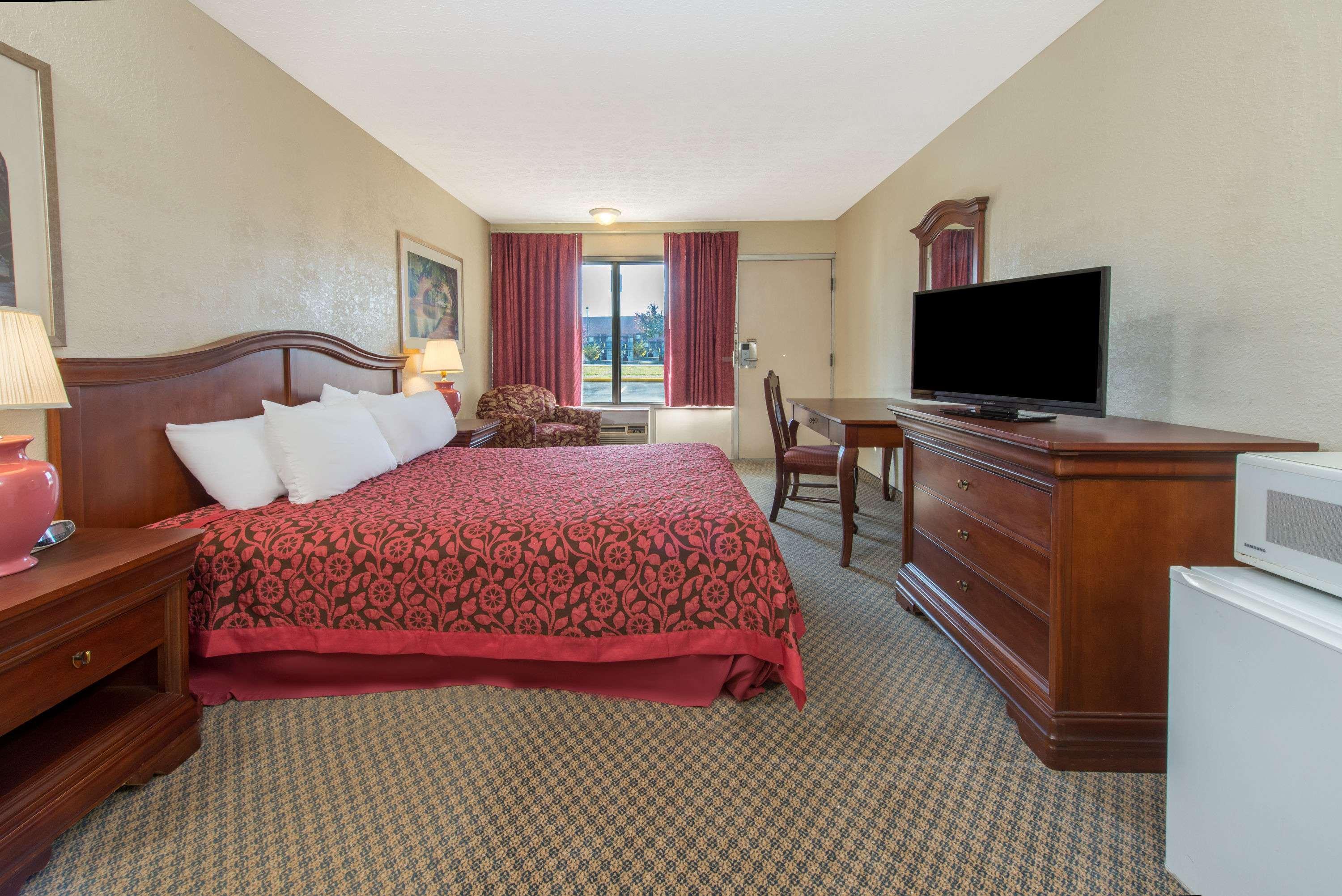 Days Inn & Suites by Wyndham Dayton North