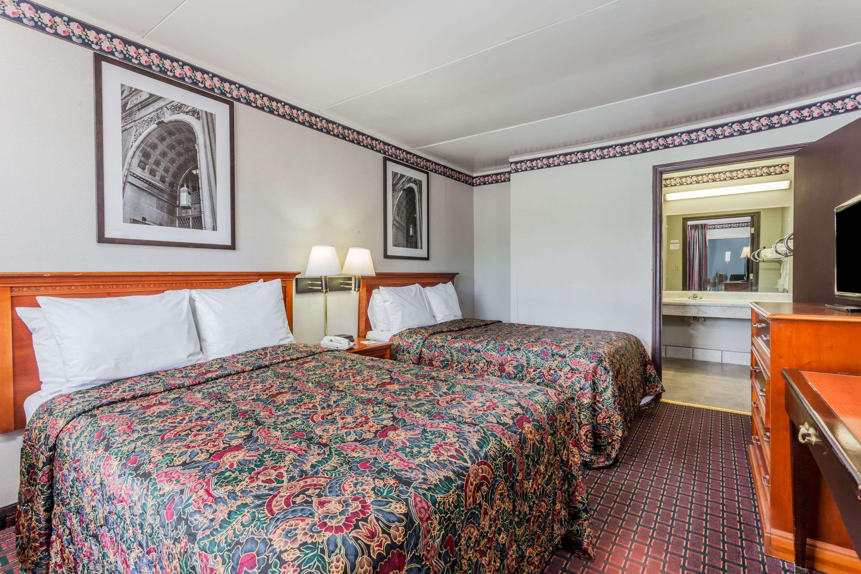 Days Inn by Wyndham Seymour