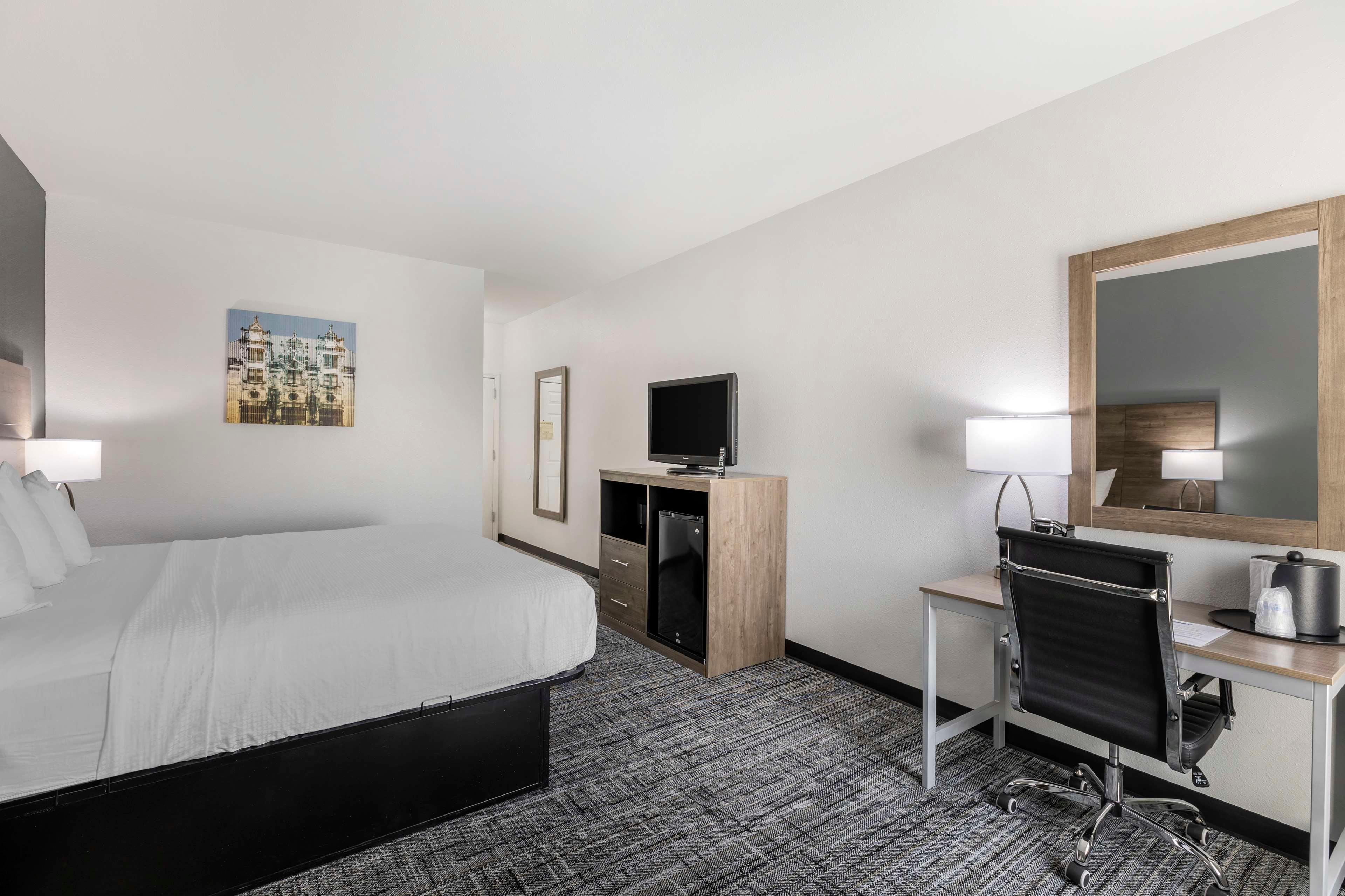 Best Western Plus MidAmerica Hotel