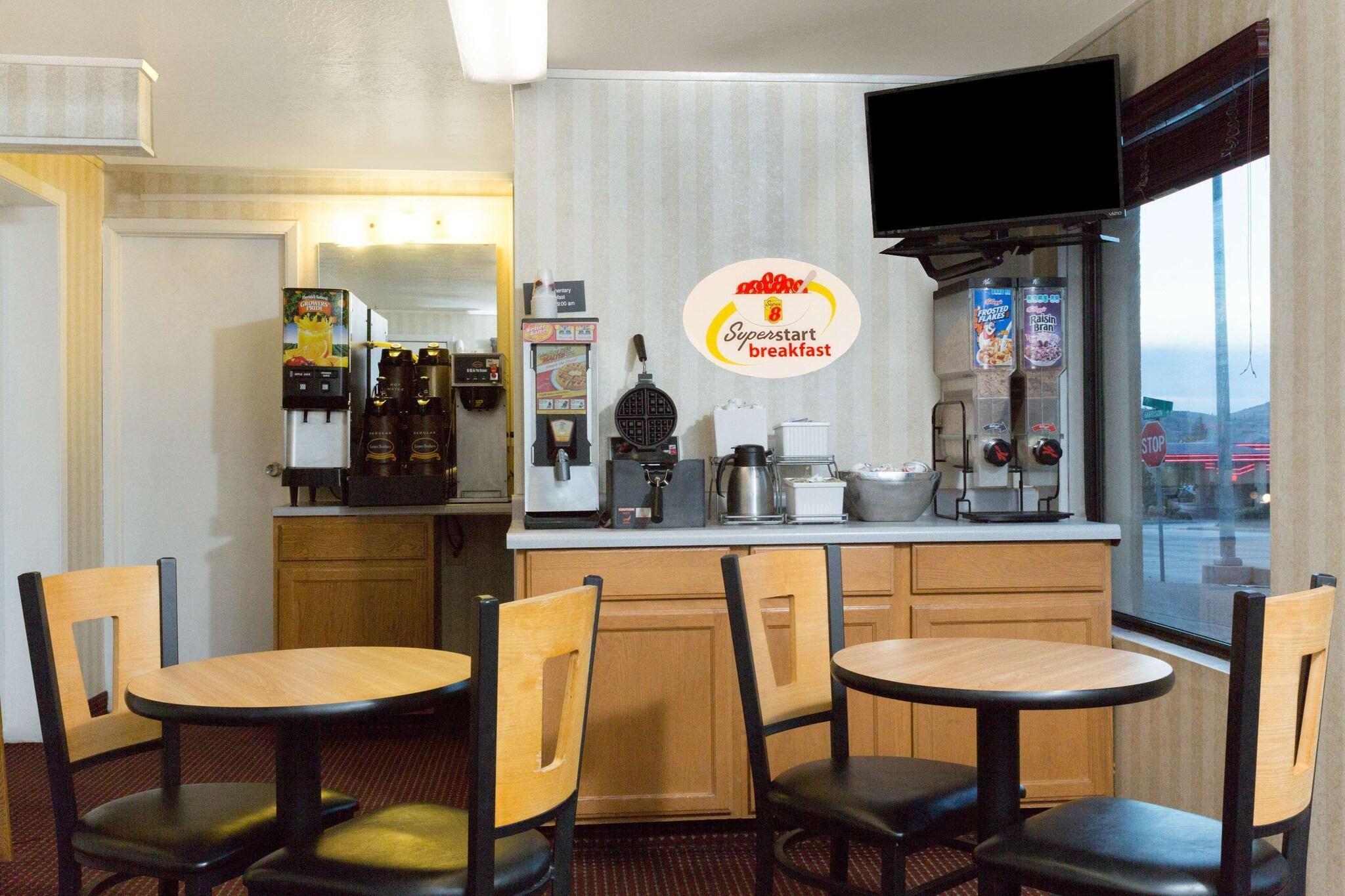 Super 8 By Wyndham Evanston