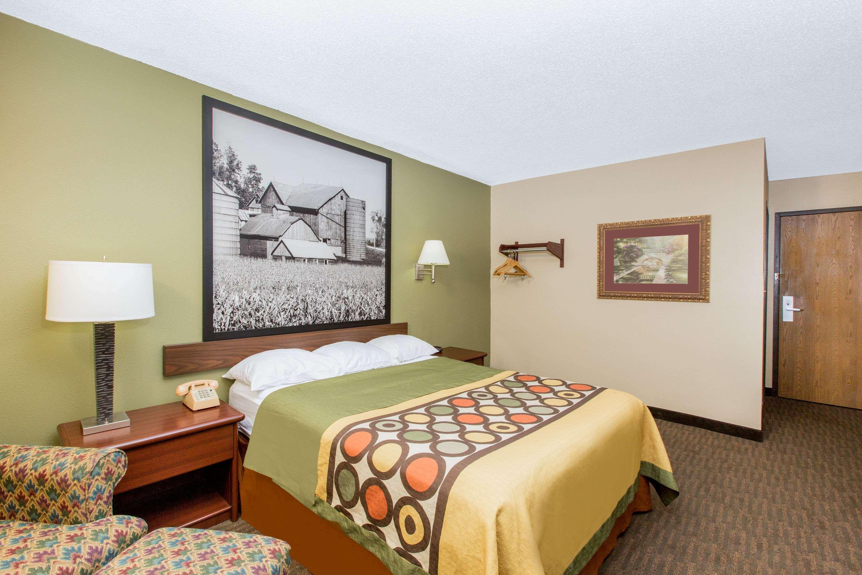 Super 8 by Wyndham Fairmont
