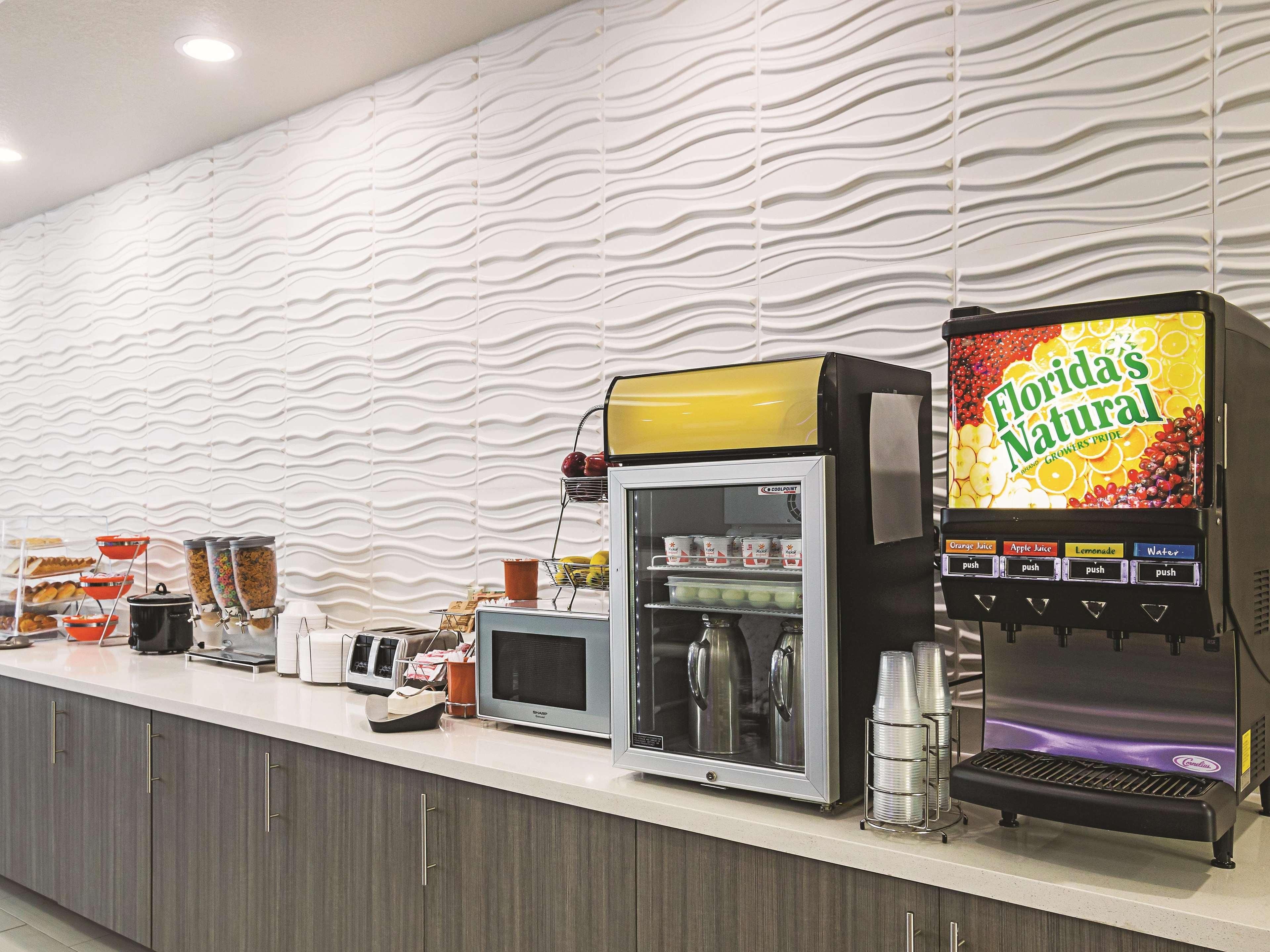 La Quinta Inn and Suites Forest Hill/ Fort Worth