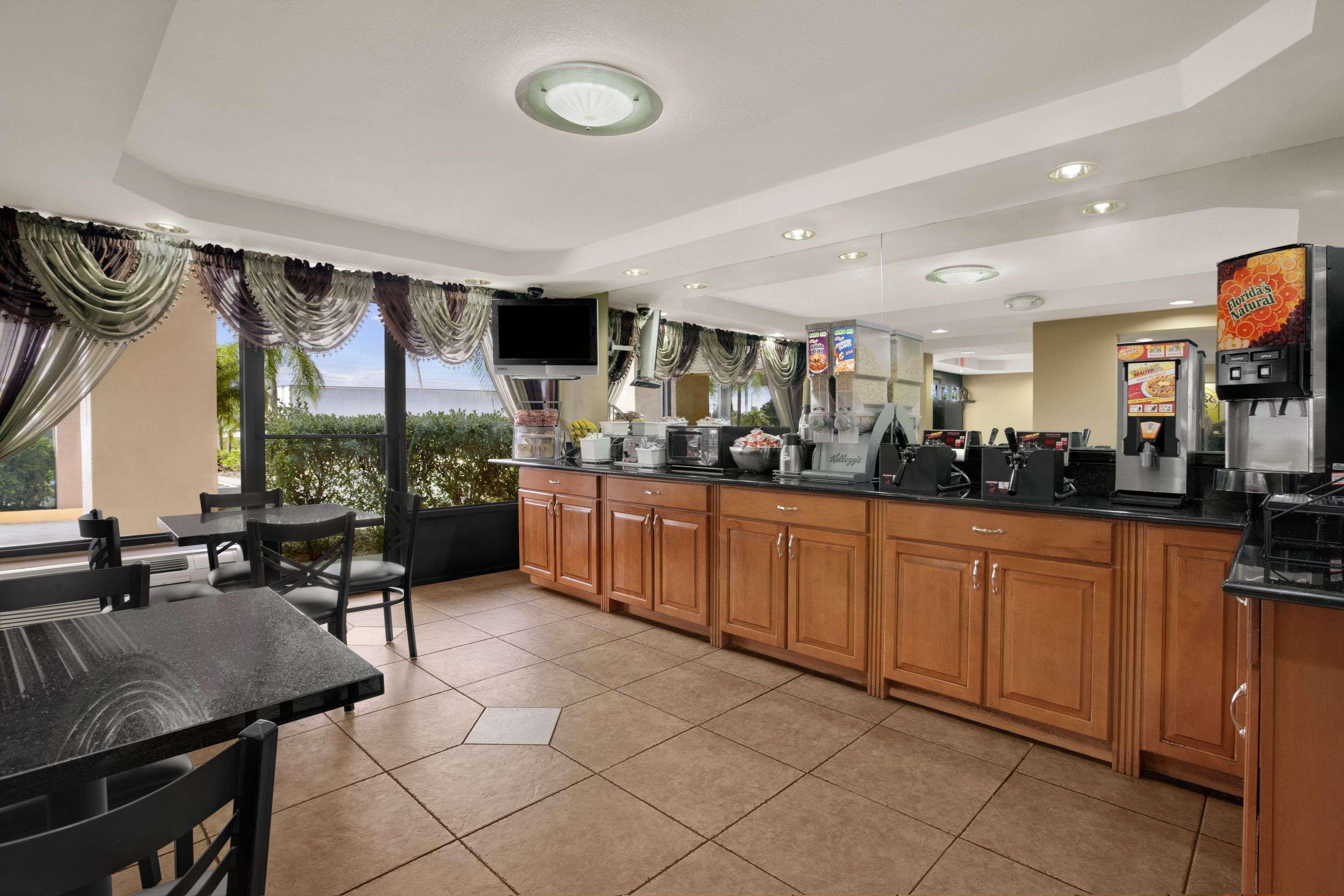 Super 8 By Wyndham Fort Myers