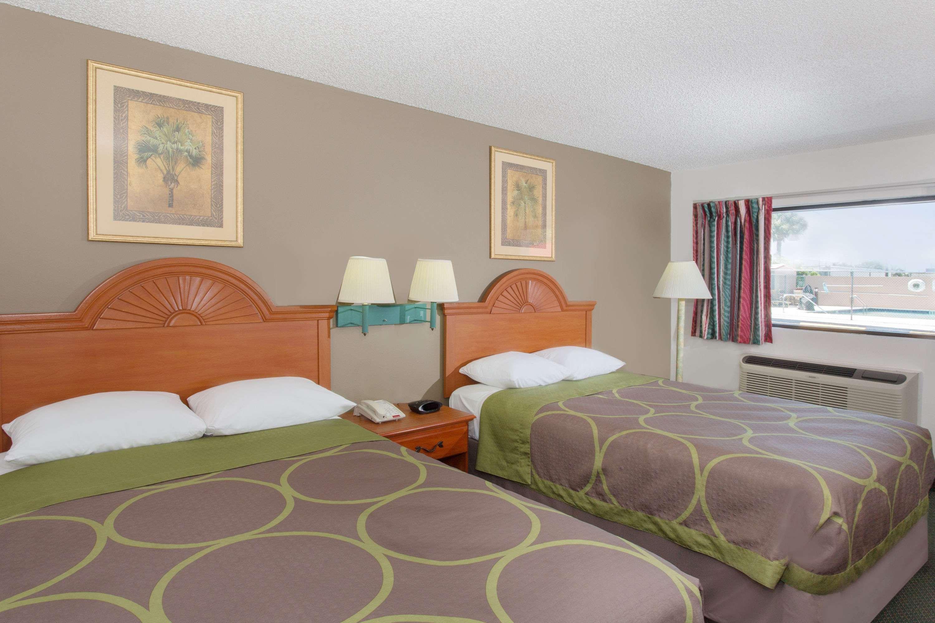 Super 8 by Wyndham FT. Pierce