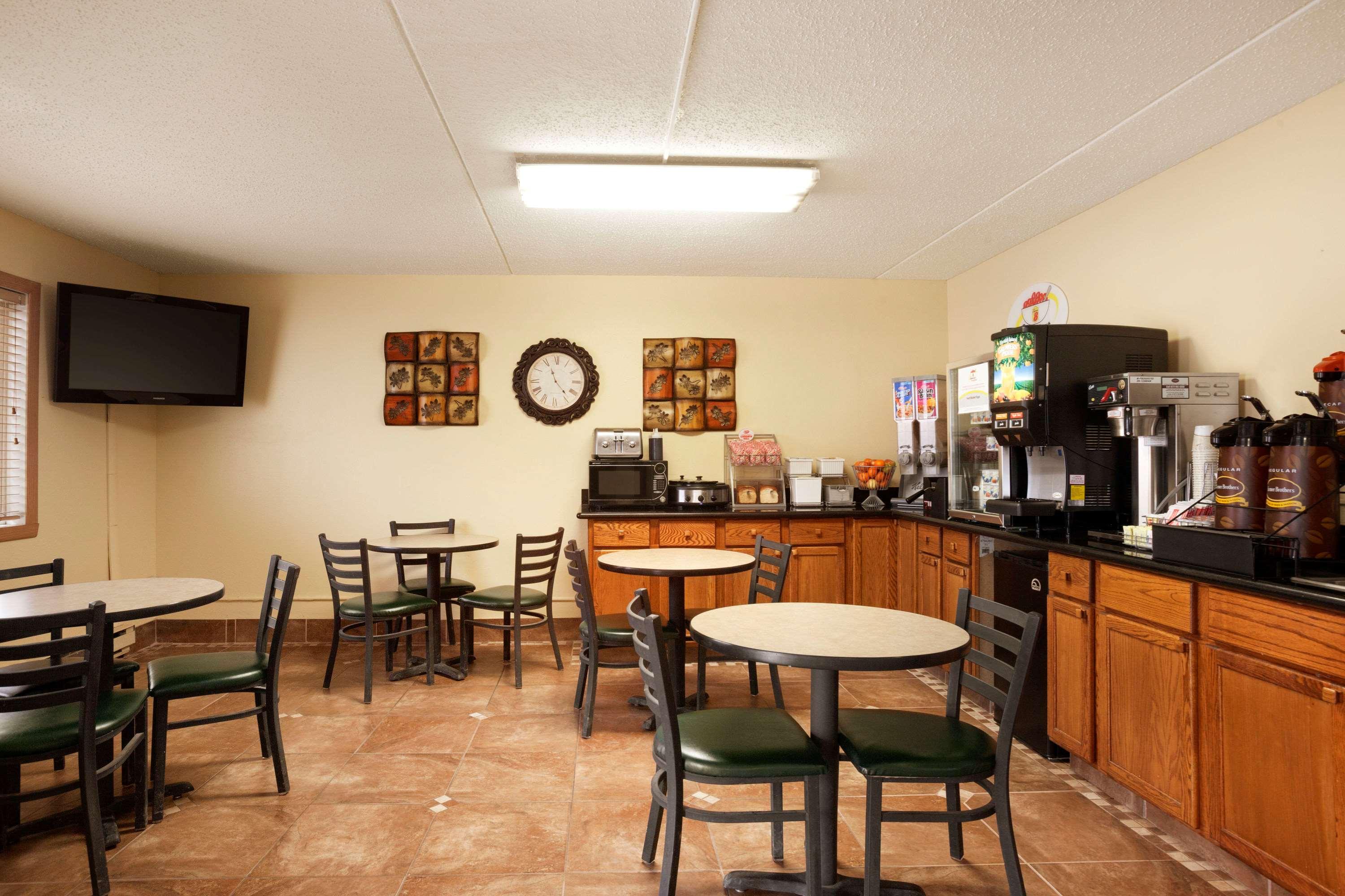 Super 8 By Wyndham West Fargo Main Ave Nd