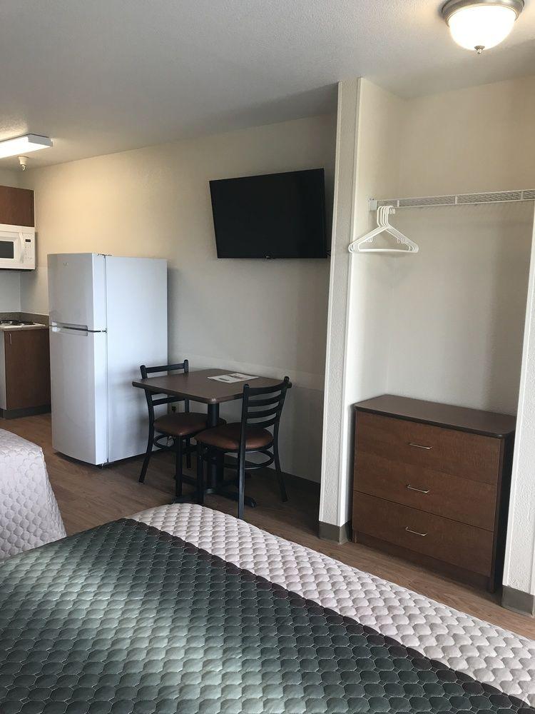 HomeTowne Studios Fresno - West by null