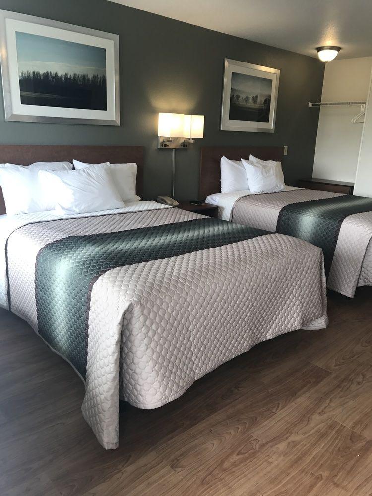 HomeTowne Studios Fresno - West by null