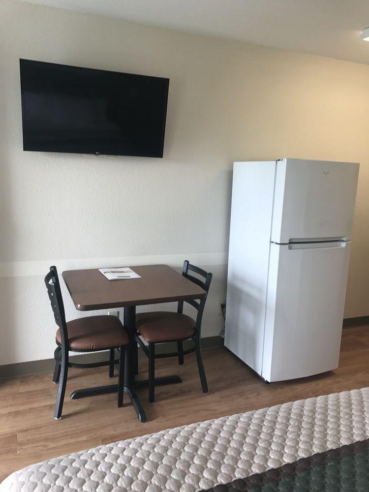 HomeTowne Studios Fresno - West by null