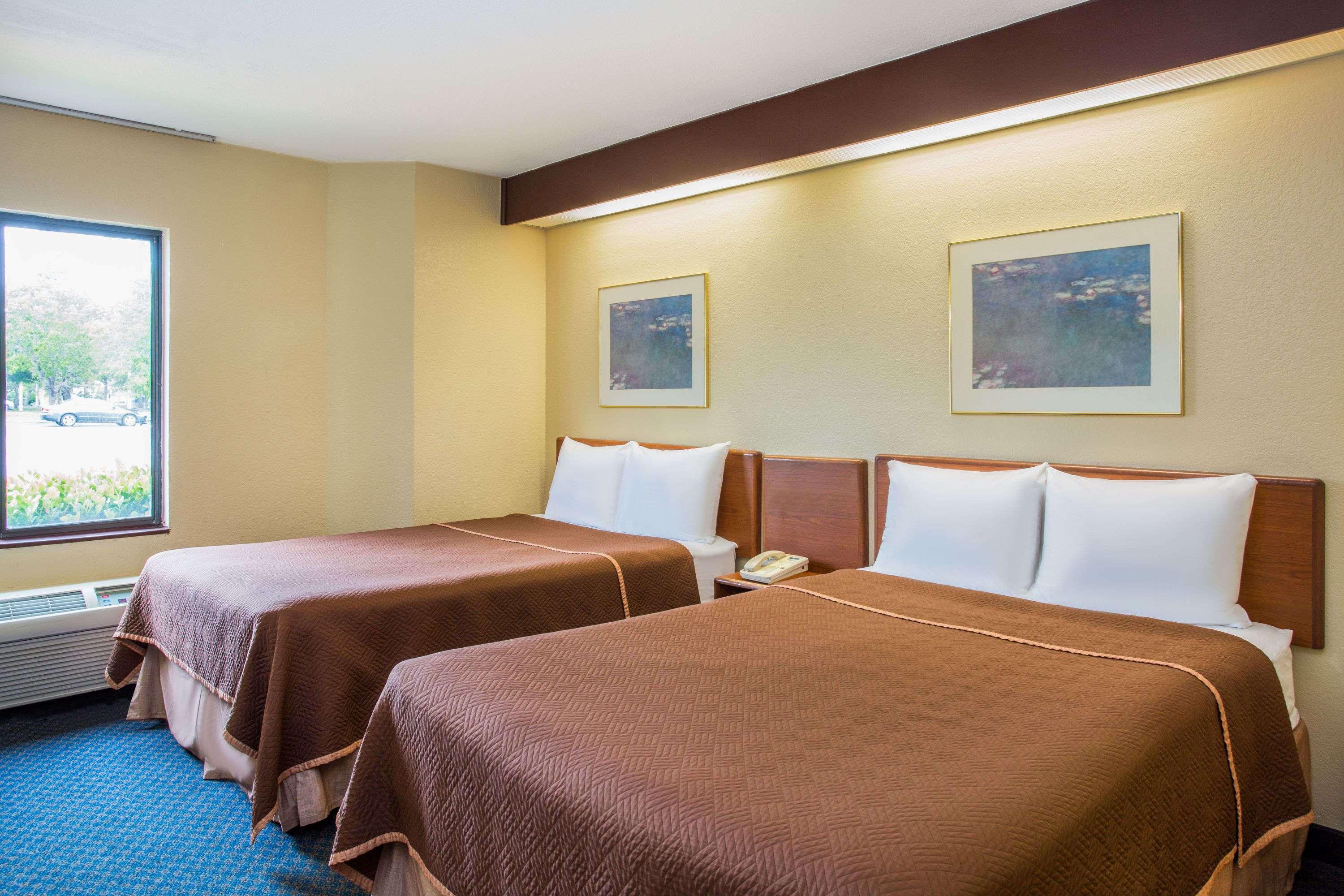 Travelodge by Wyndham Fort Myers Airport