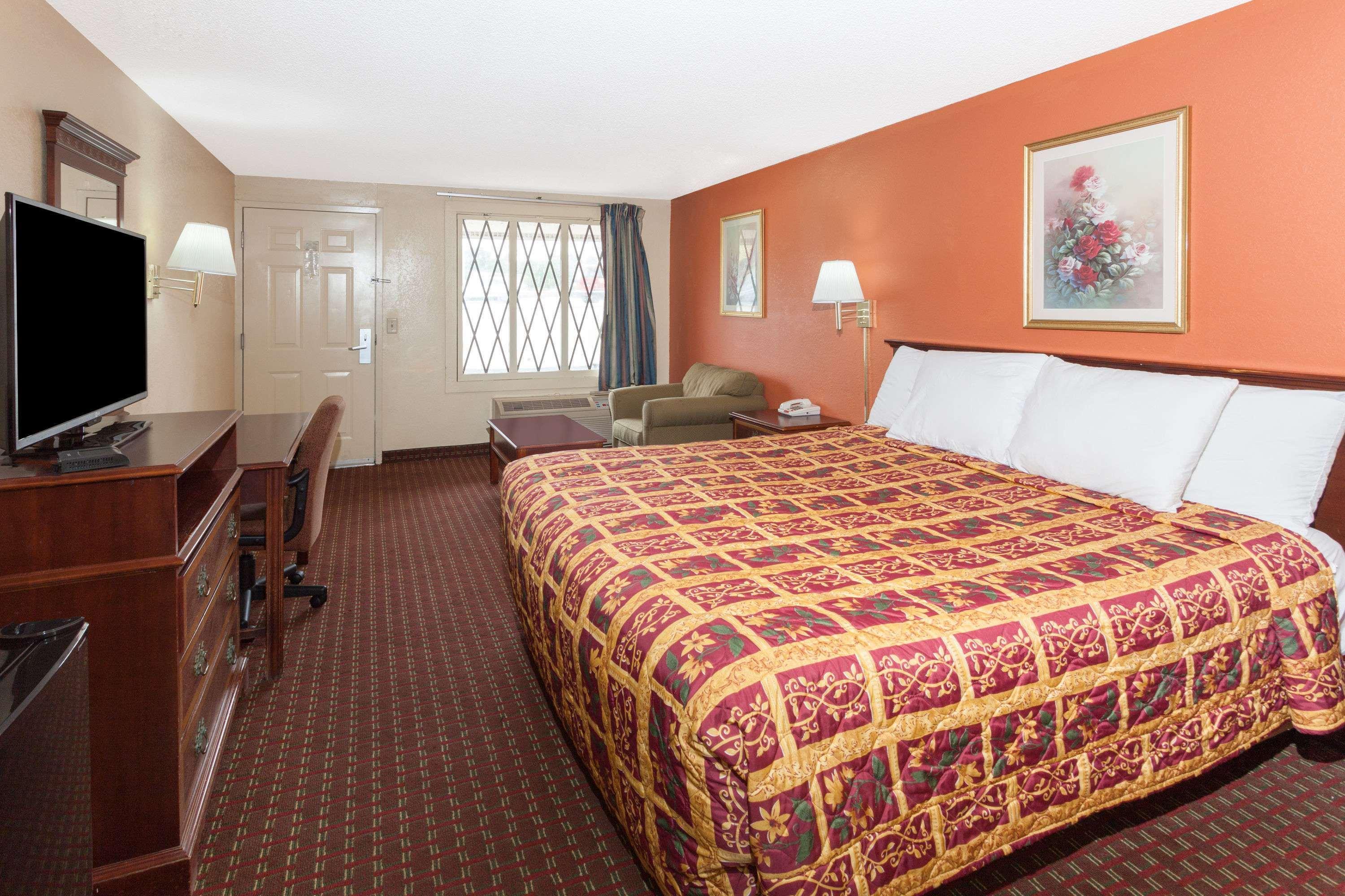 Knights Inn Tucker