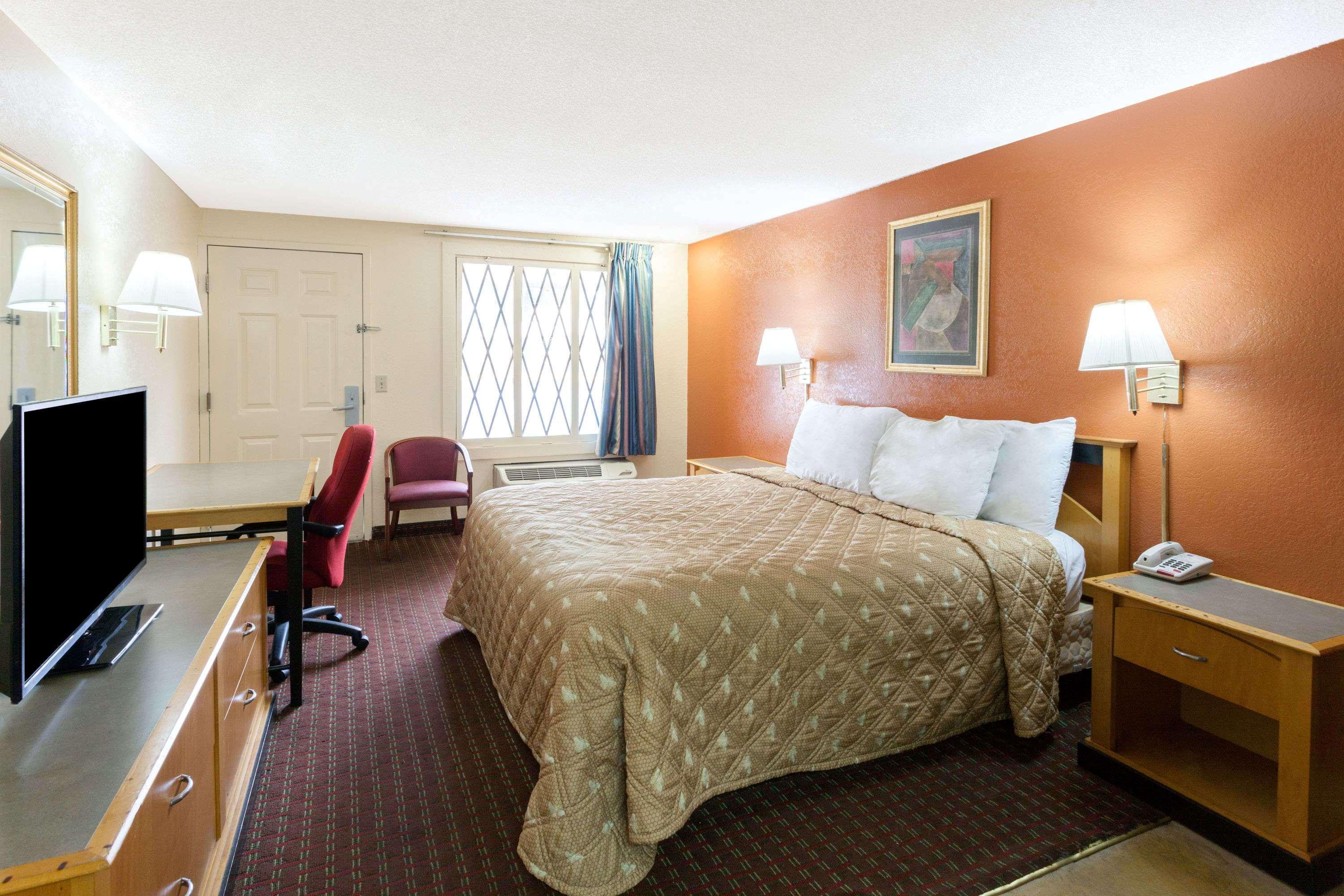 Knights Inn Tucker
