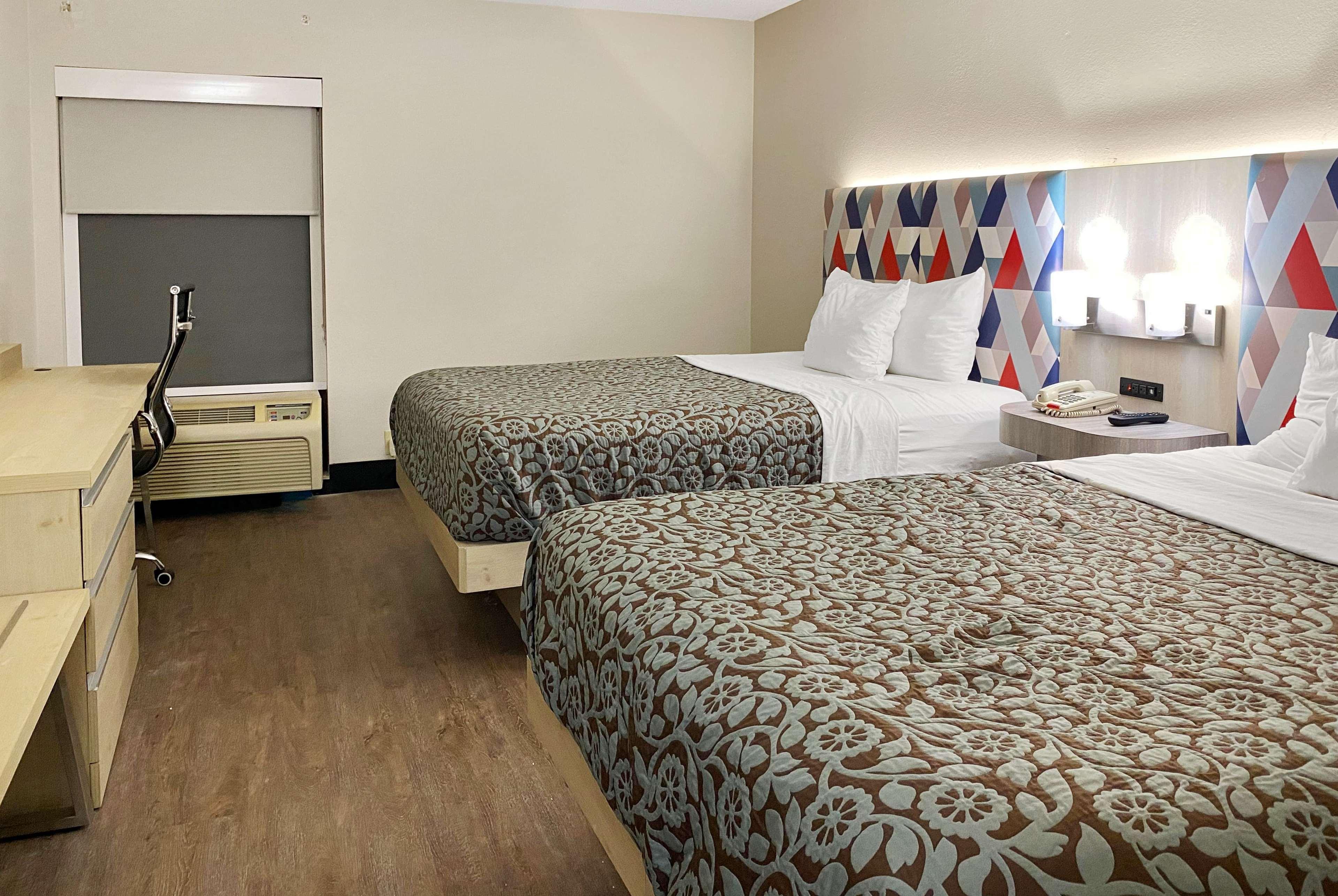 Days Inn & Suites by Wyndham Peachtree Corners
