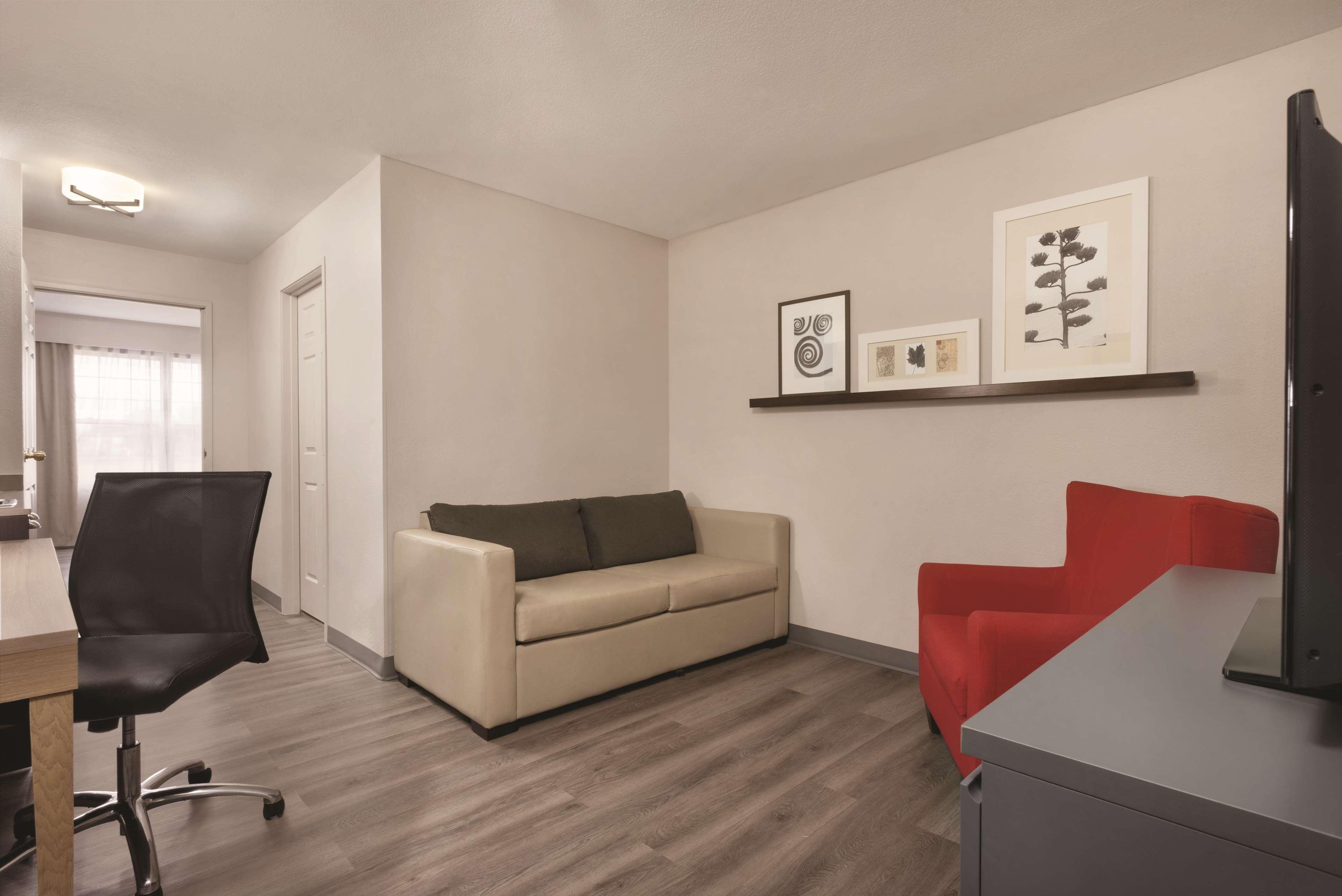 Country Inn & Suites Waterloo