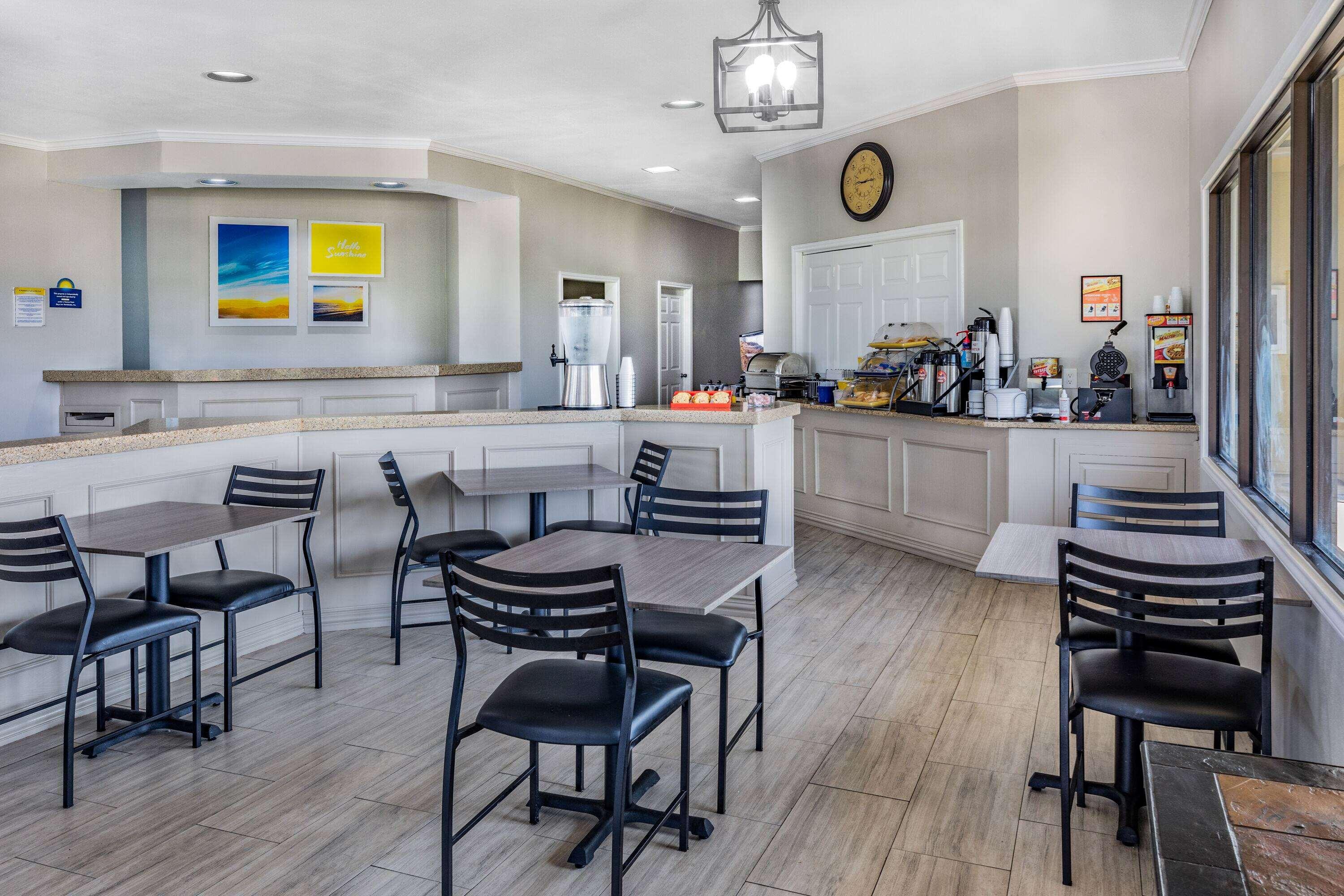 Days Inn & Suites By Wyndham Huntsville