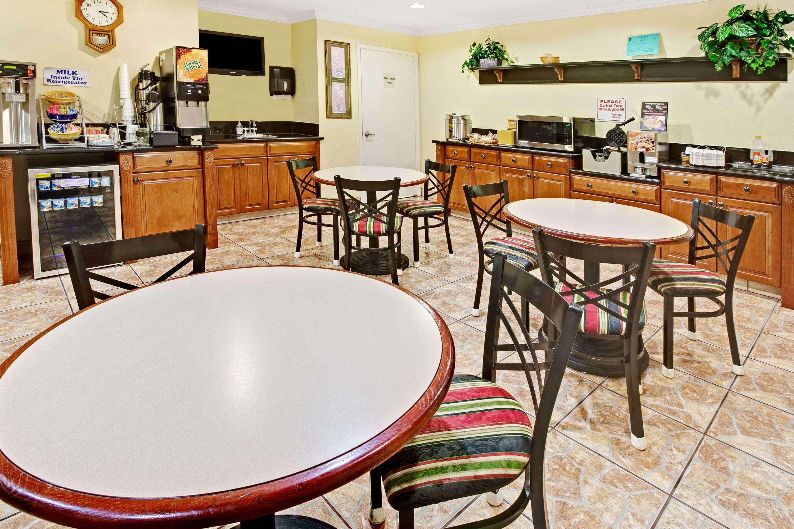Days Inn by Wyndham Baytown TX
