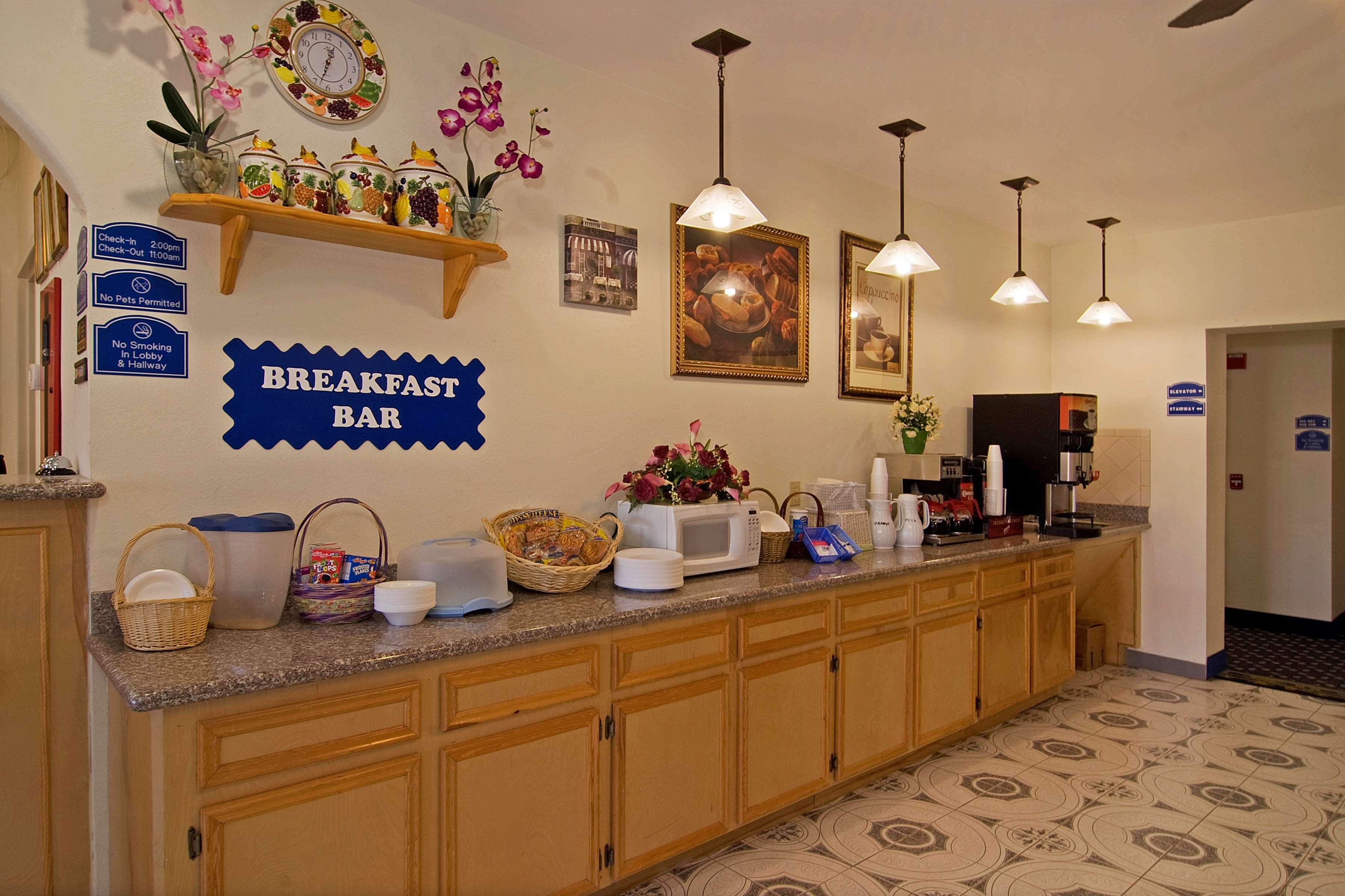 Americas Best Value Inn & Suites-Bush Int'L Airpor