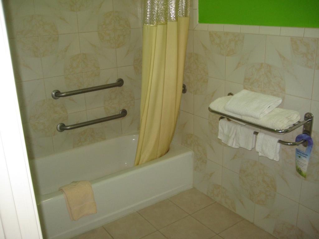 Days Inn & Suites Houston Channelview TX