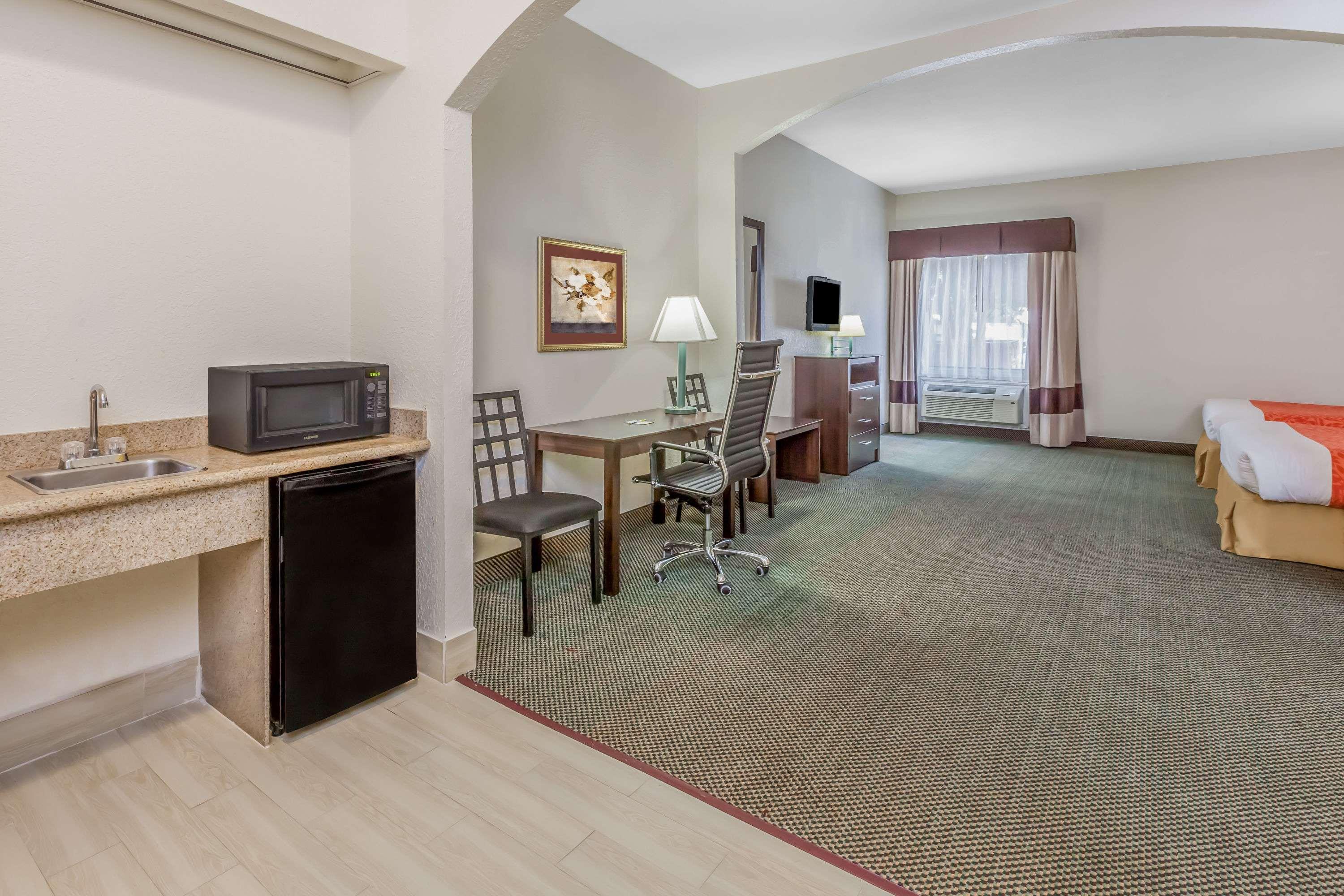Days Inn & Suites by Wyndham Pasadena