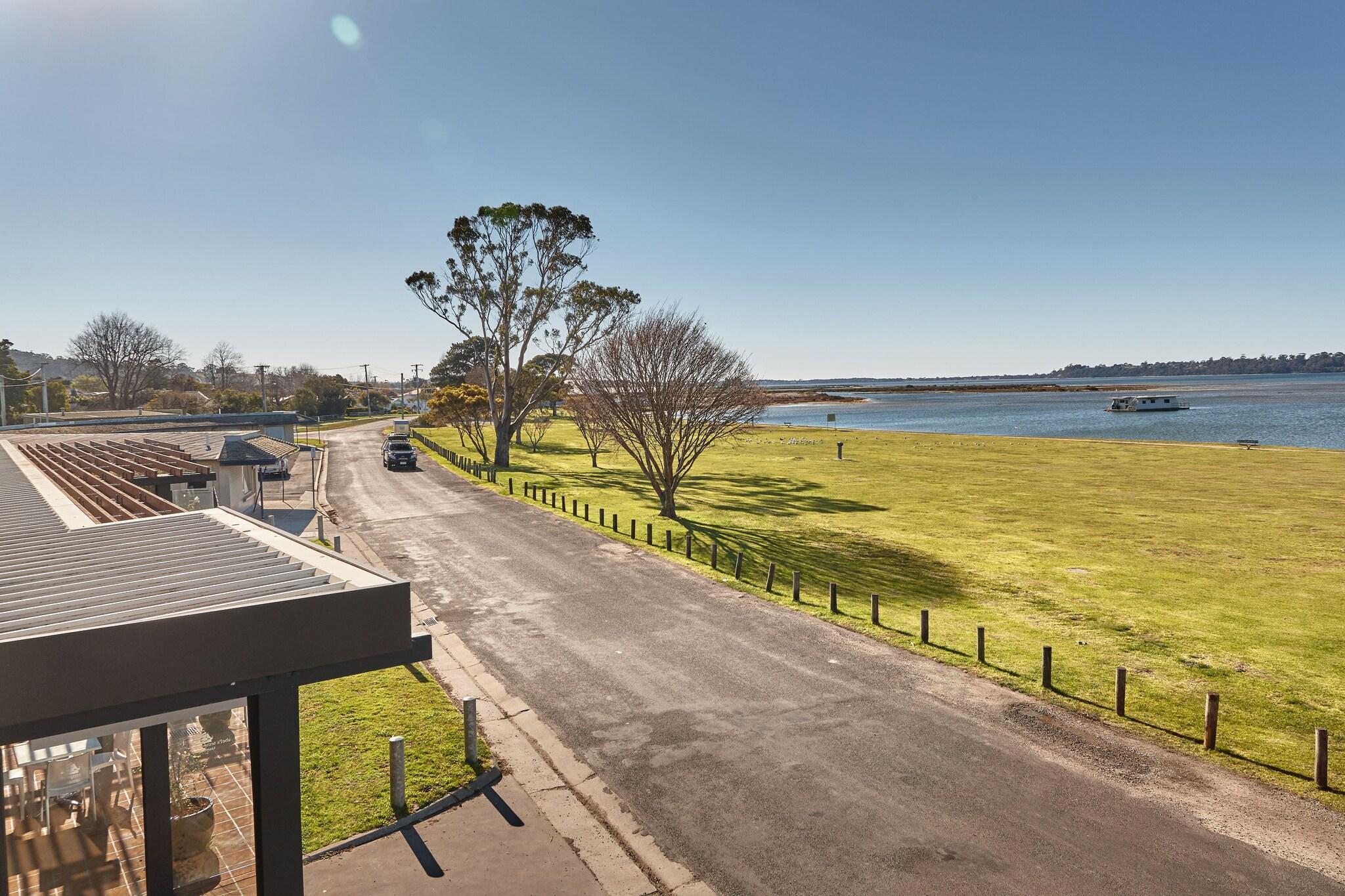 Bayside Hotel by null