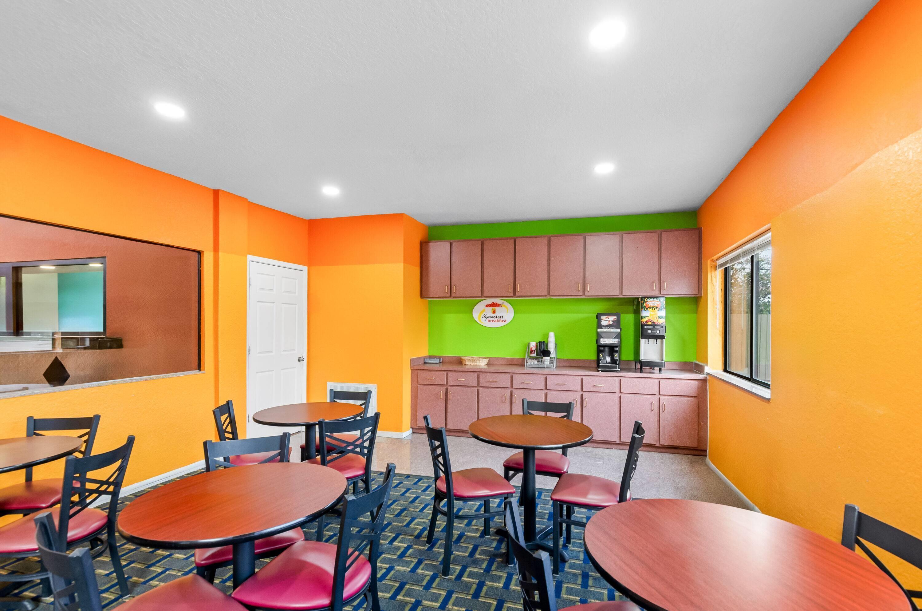 Super 8 by Wyndham Houston/Brookhollow NW