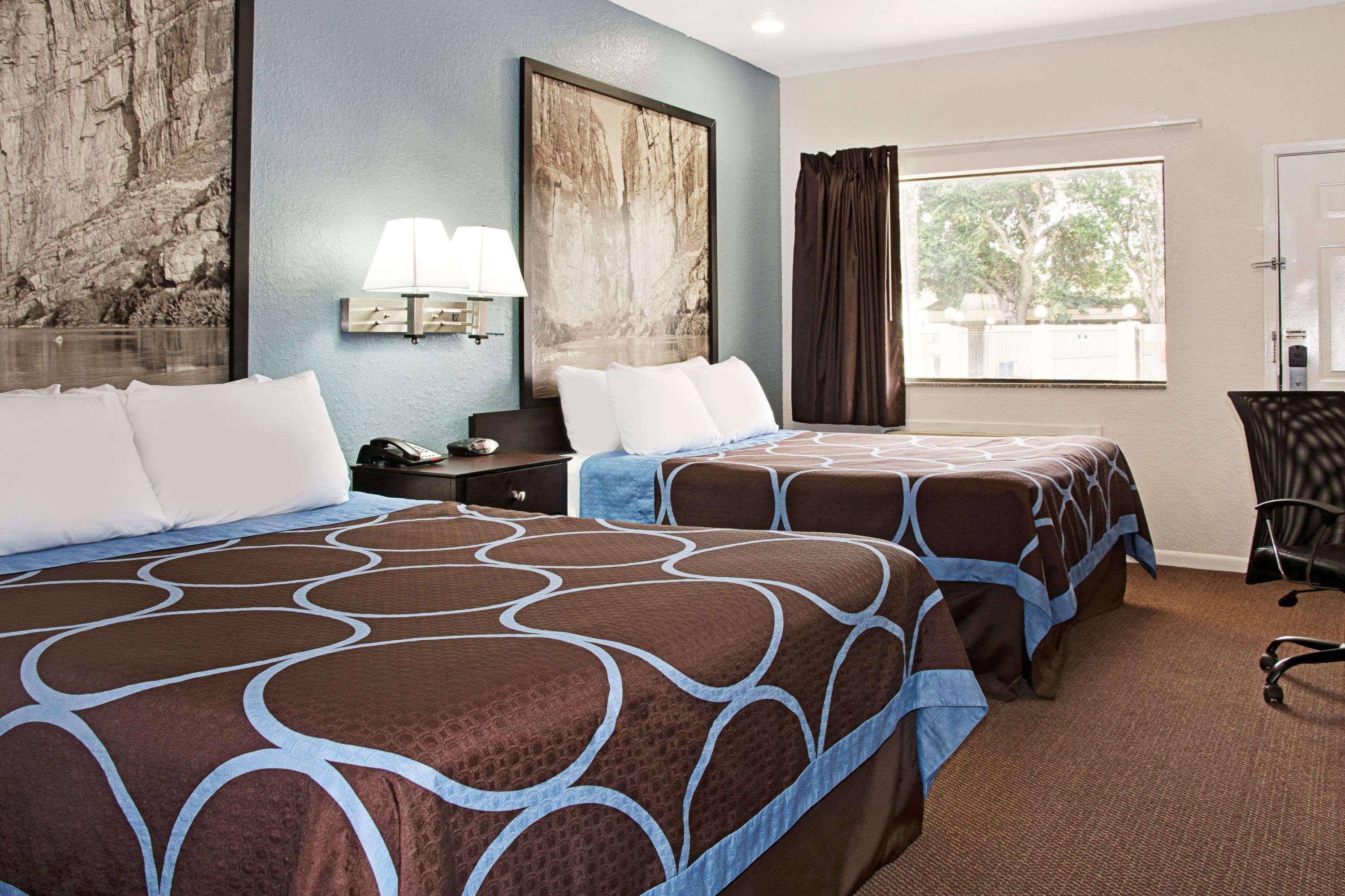 Super 8 By Wyndham Houston/Brookhollow Nw