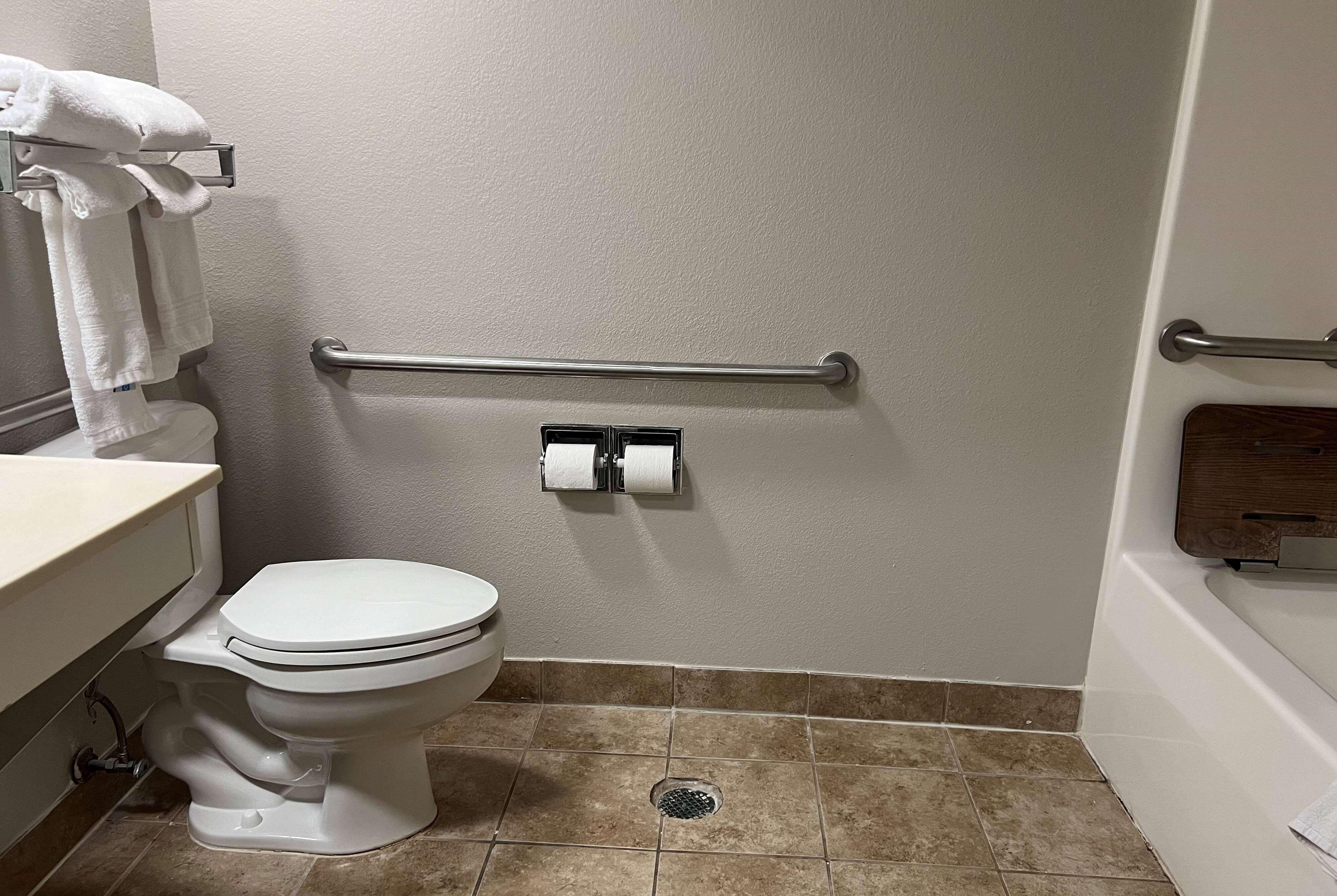 Days Inn & Suites by Wyndham Hutchinson