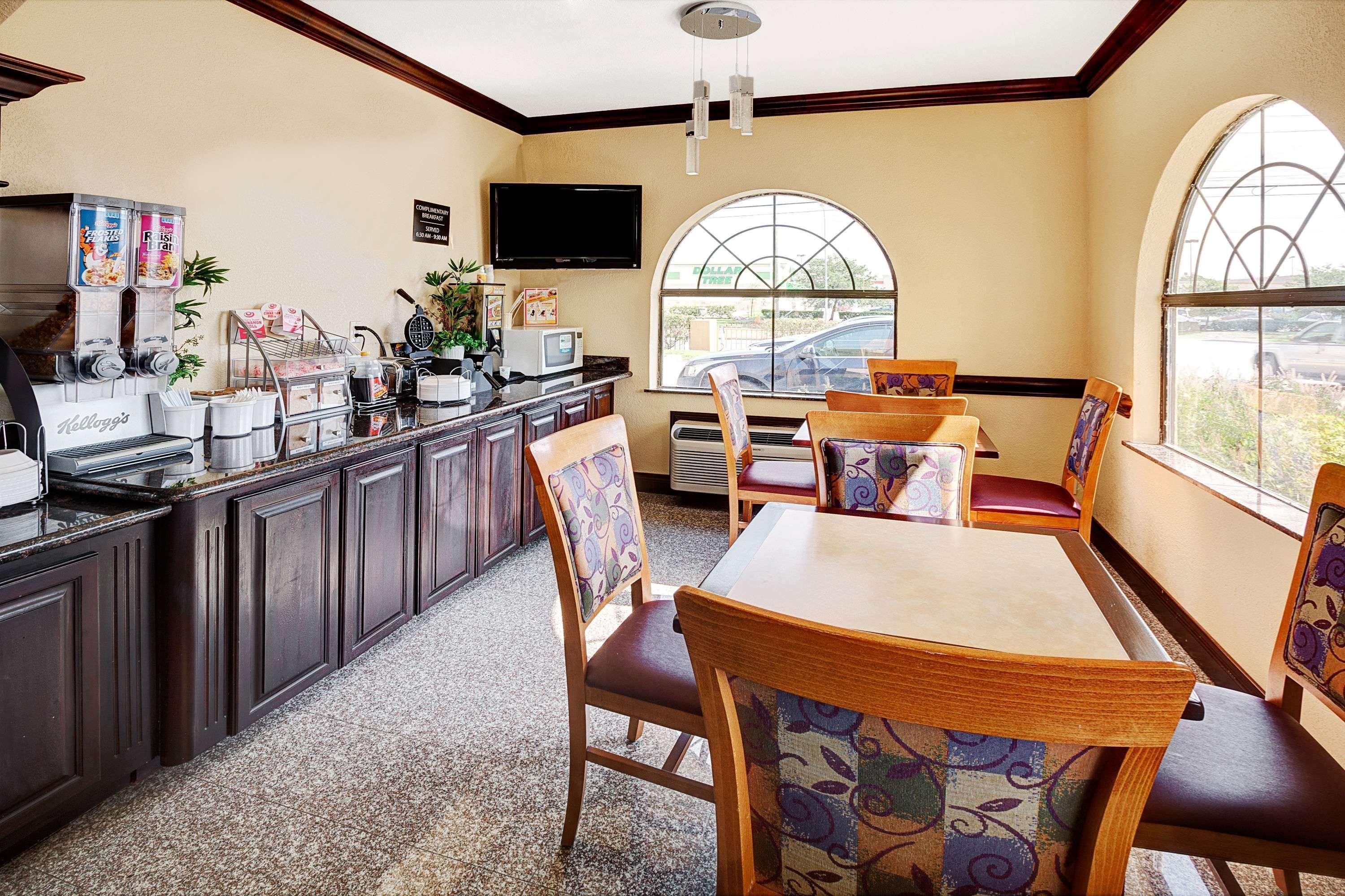 Super 8 by Wyndham Houston Hobby Airport South