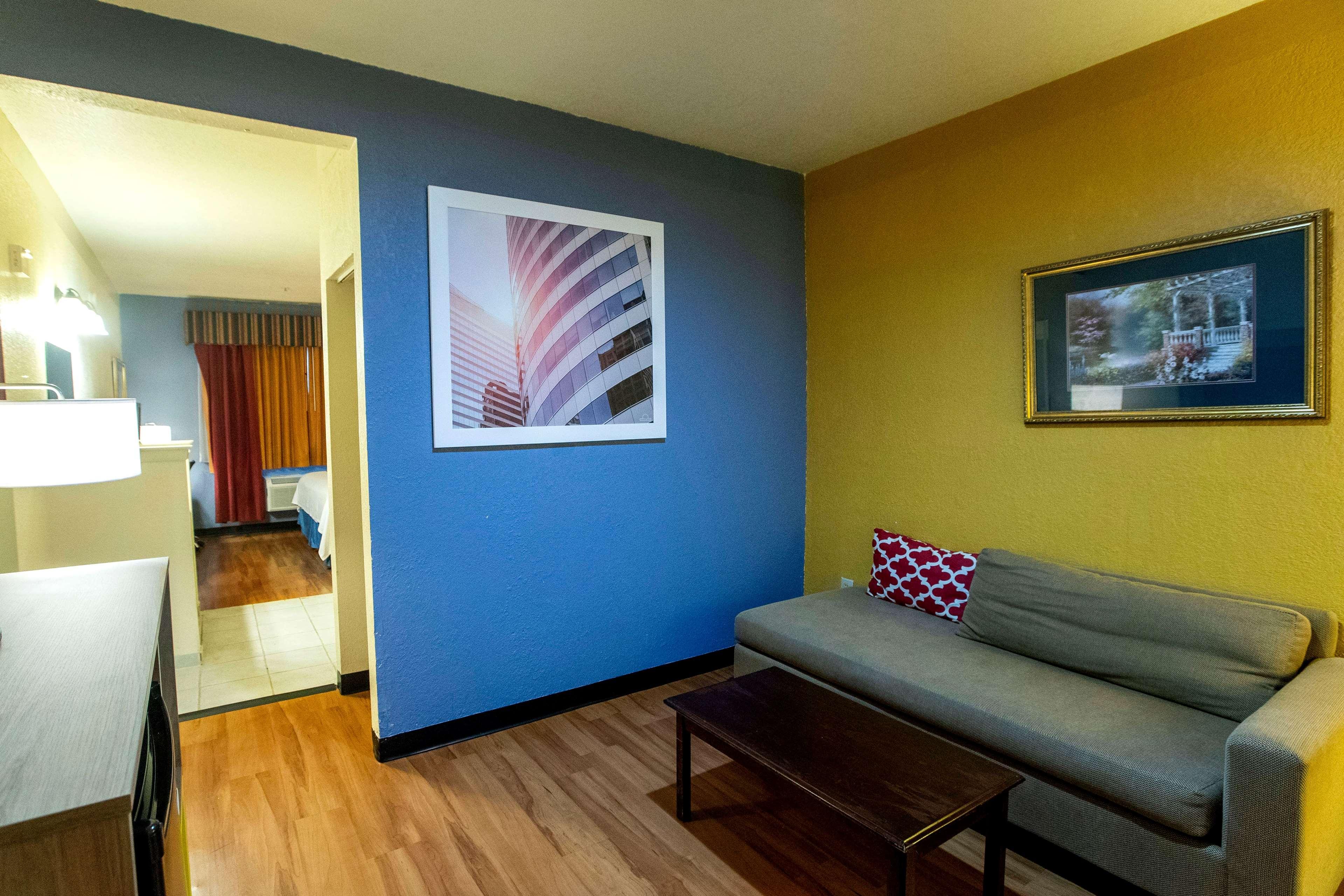 Days Inn & Suites by Wyndham Houston North/Aldine