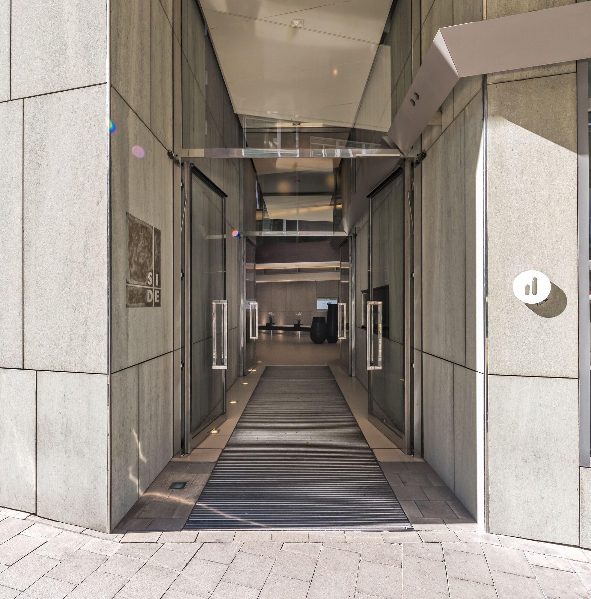 SIDE Design Hotel Hamburg by null