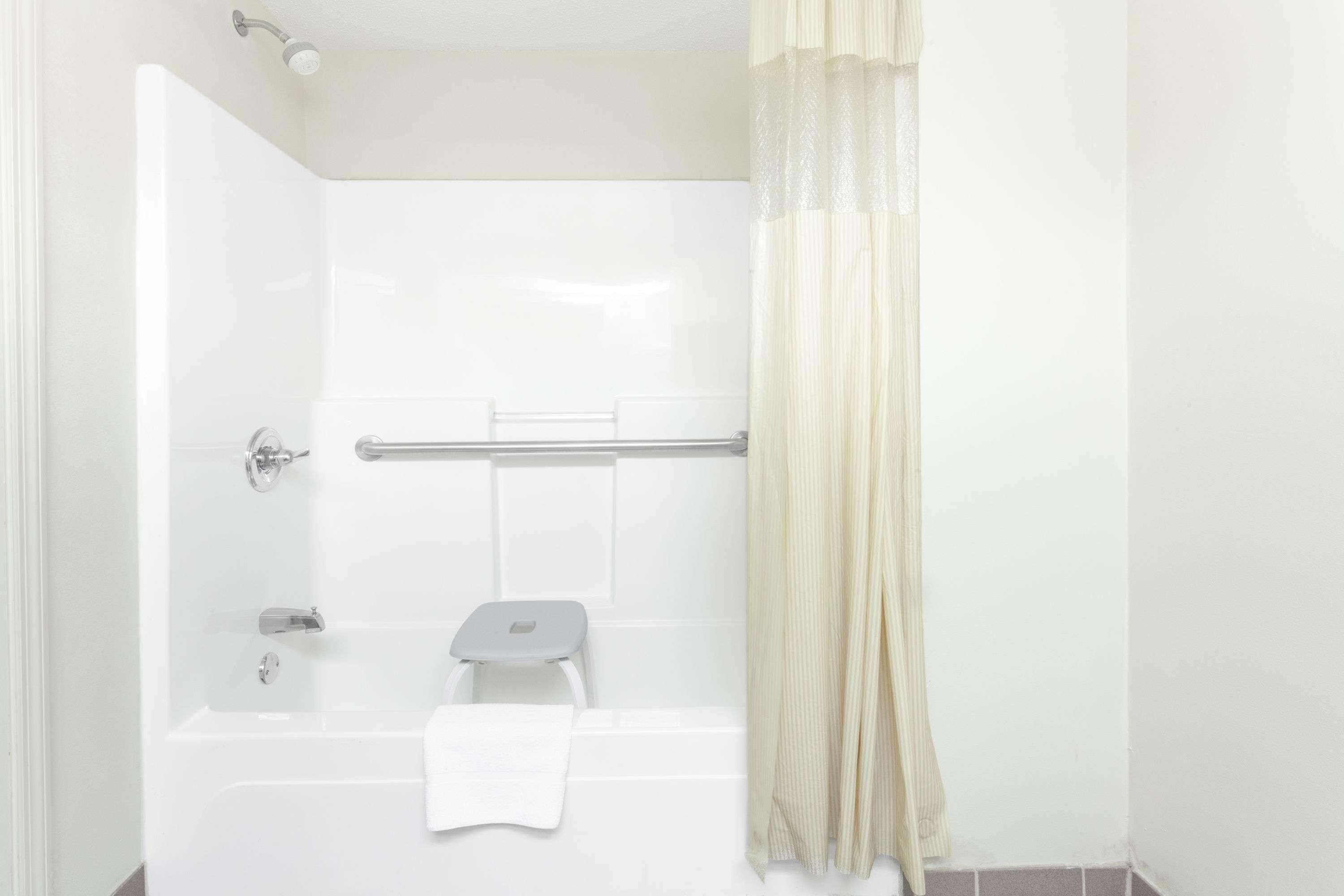 Days Inn & Suites By Wyndham Huntsville