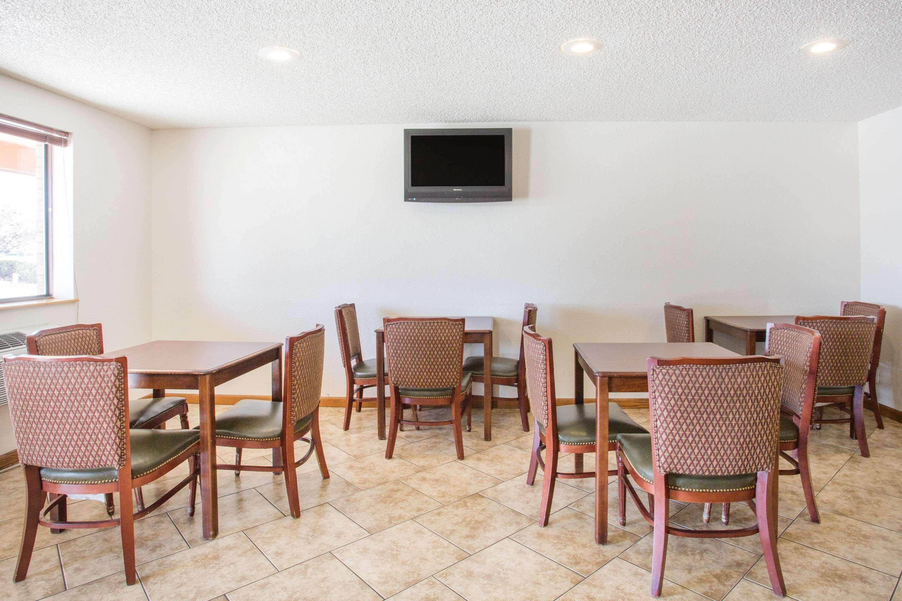 Super 8 By Wyndham Kingman