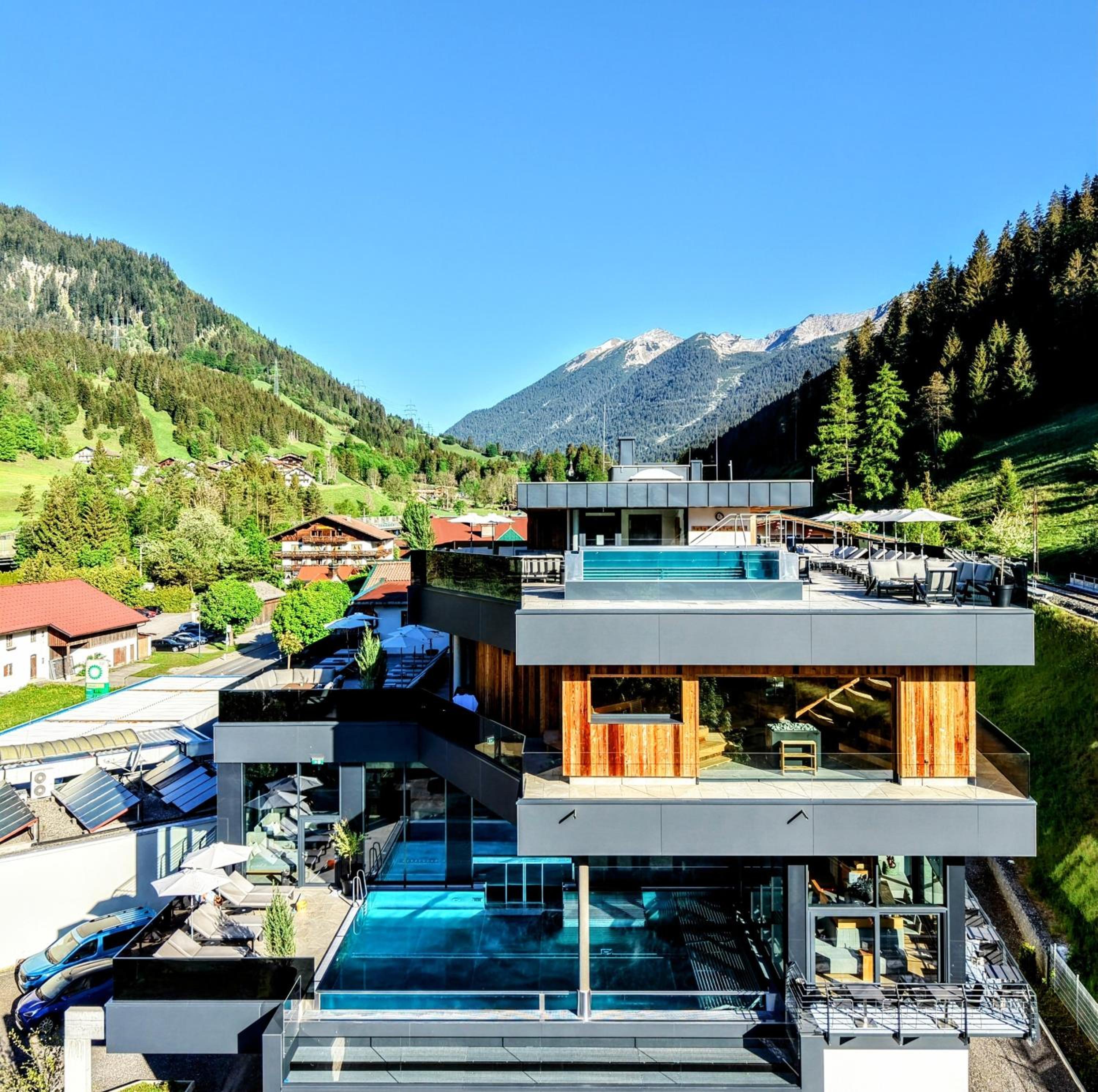 Exterior & Views