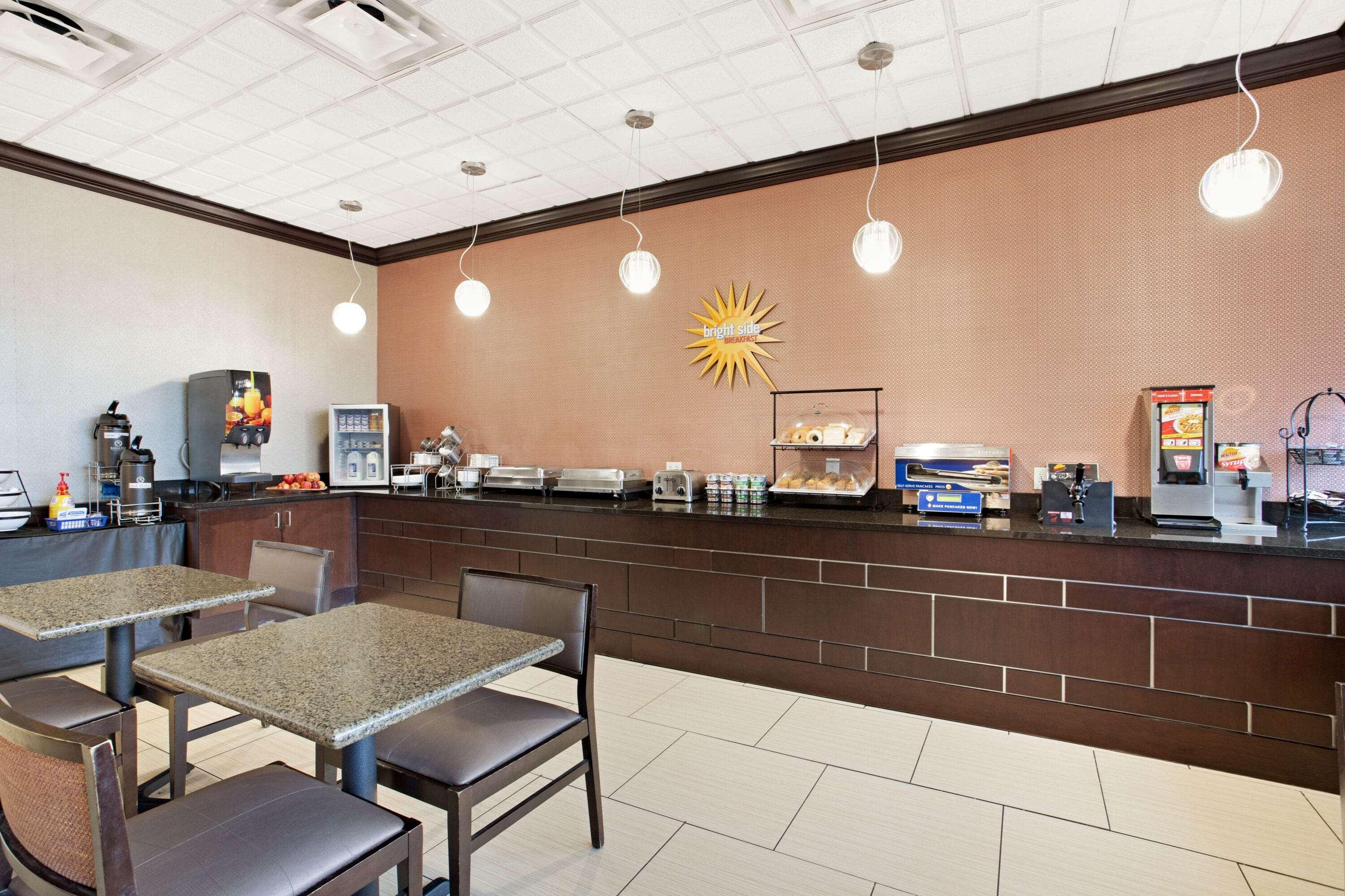 La Quinta Inn & Suites Indianapolis Downtown