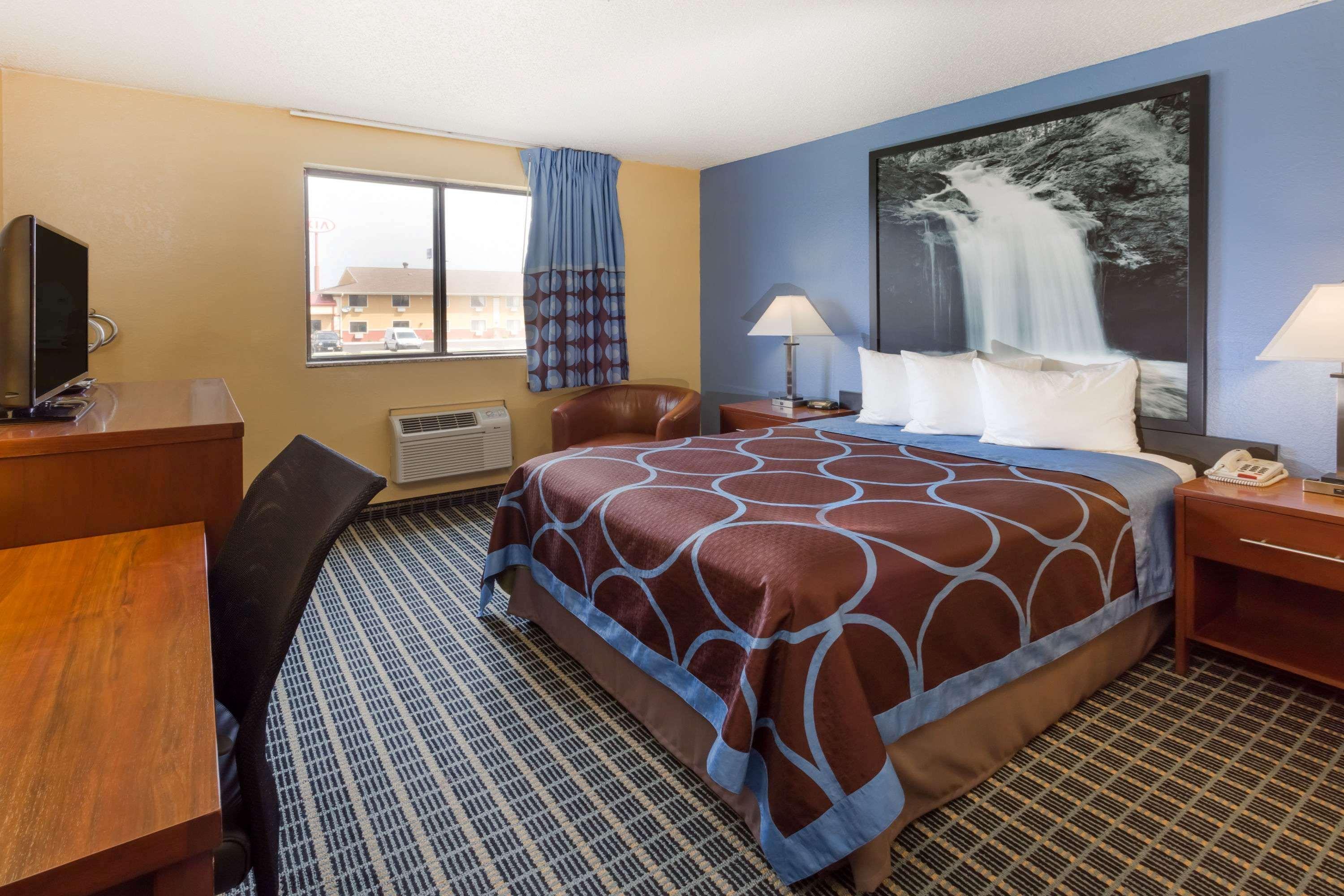 Super 8 By Wyndham Janesville